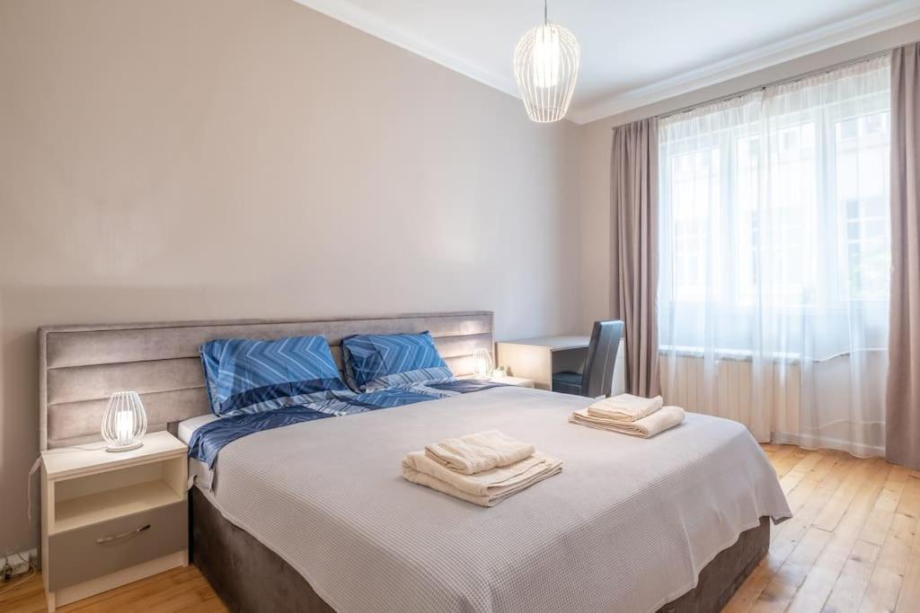 Gorgeous 2 BDRM fully equipped flat, TOP location