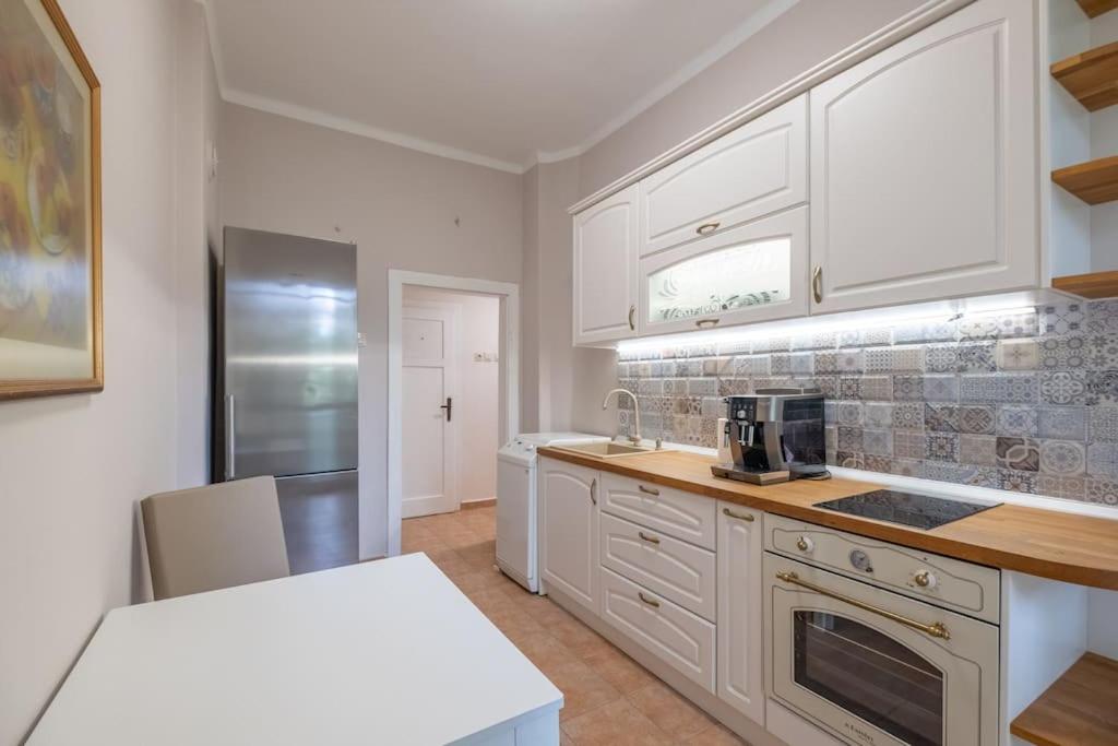 Gorgeous 2 BDRM fully equipped flat, TOP location