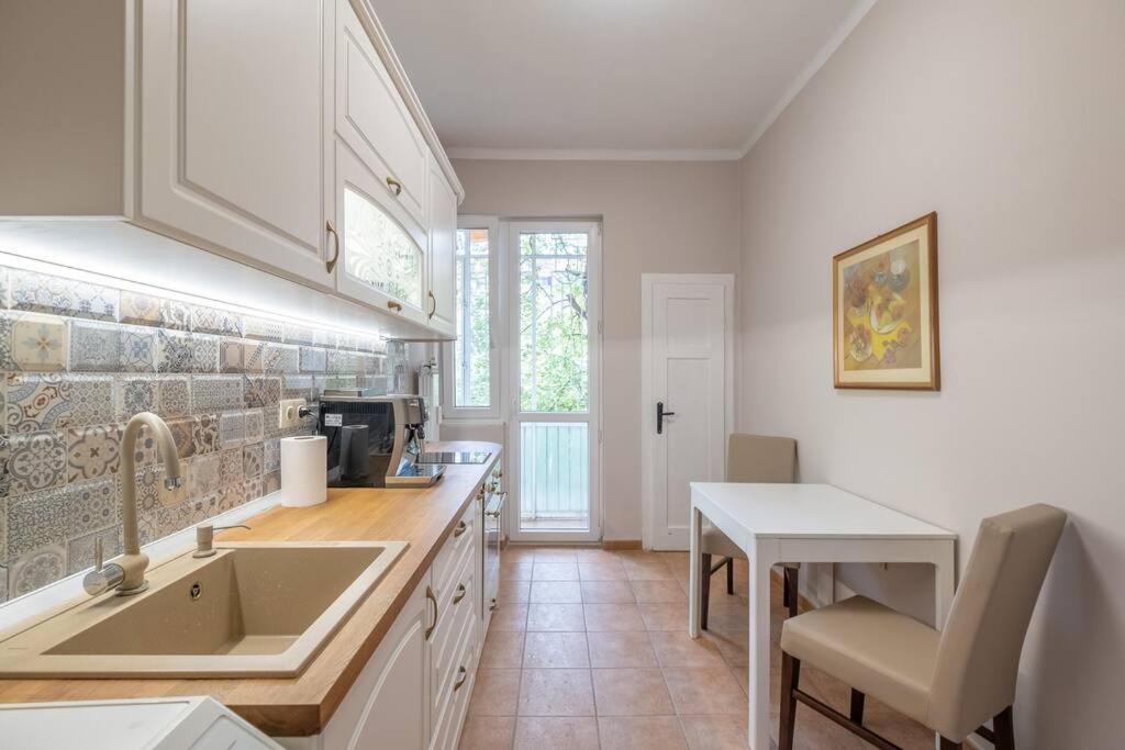 Gorgeous 2 BDRM fully equipped flat, TOP location