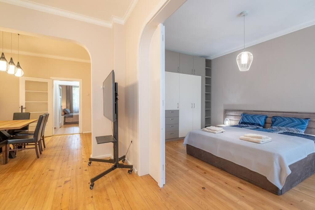 Gorgeous 2 BDRM fully equipped flat, TOP location