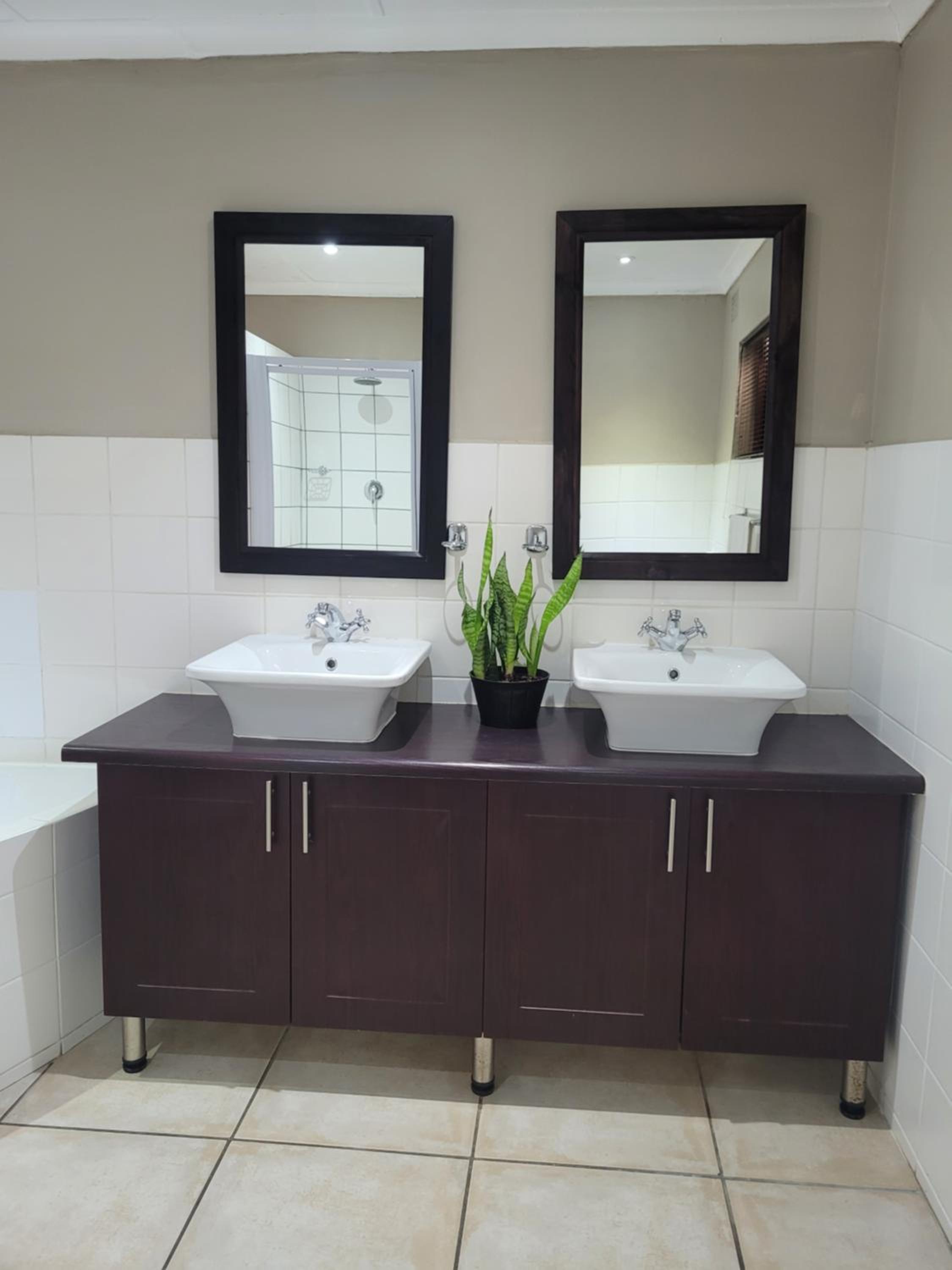 Suite 10- Deja' Blu Bed and Breakfast- East London
