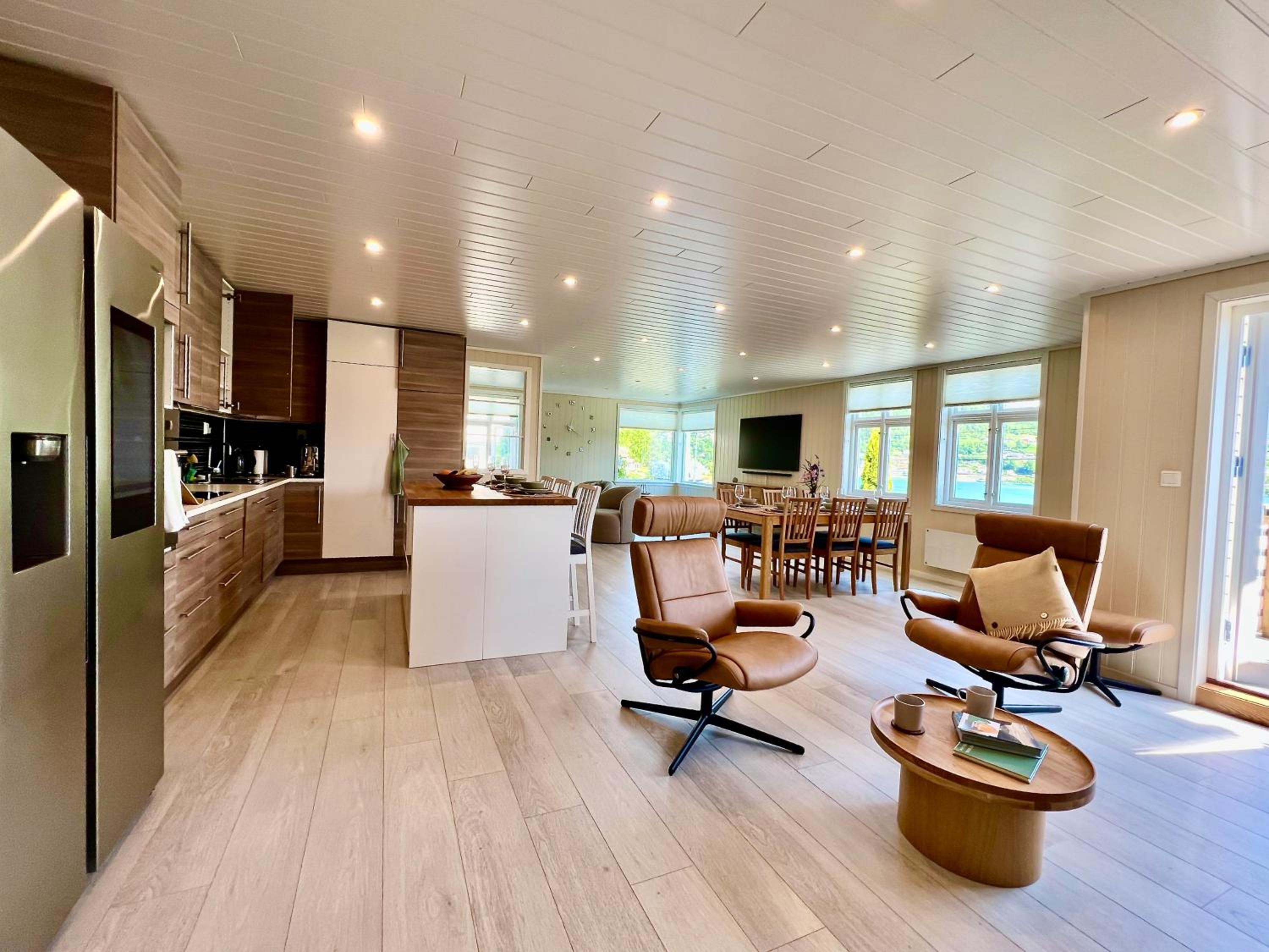 Hardangerfjord View - luxury fjord-side holiday home