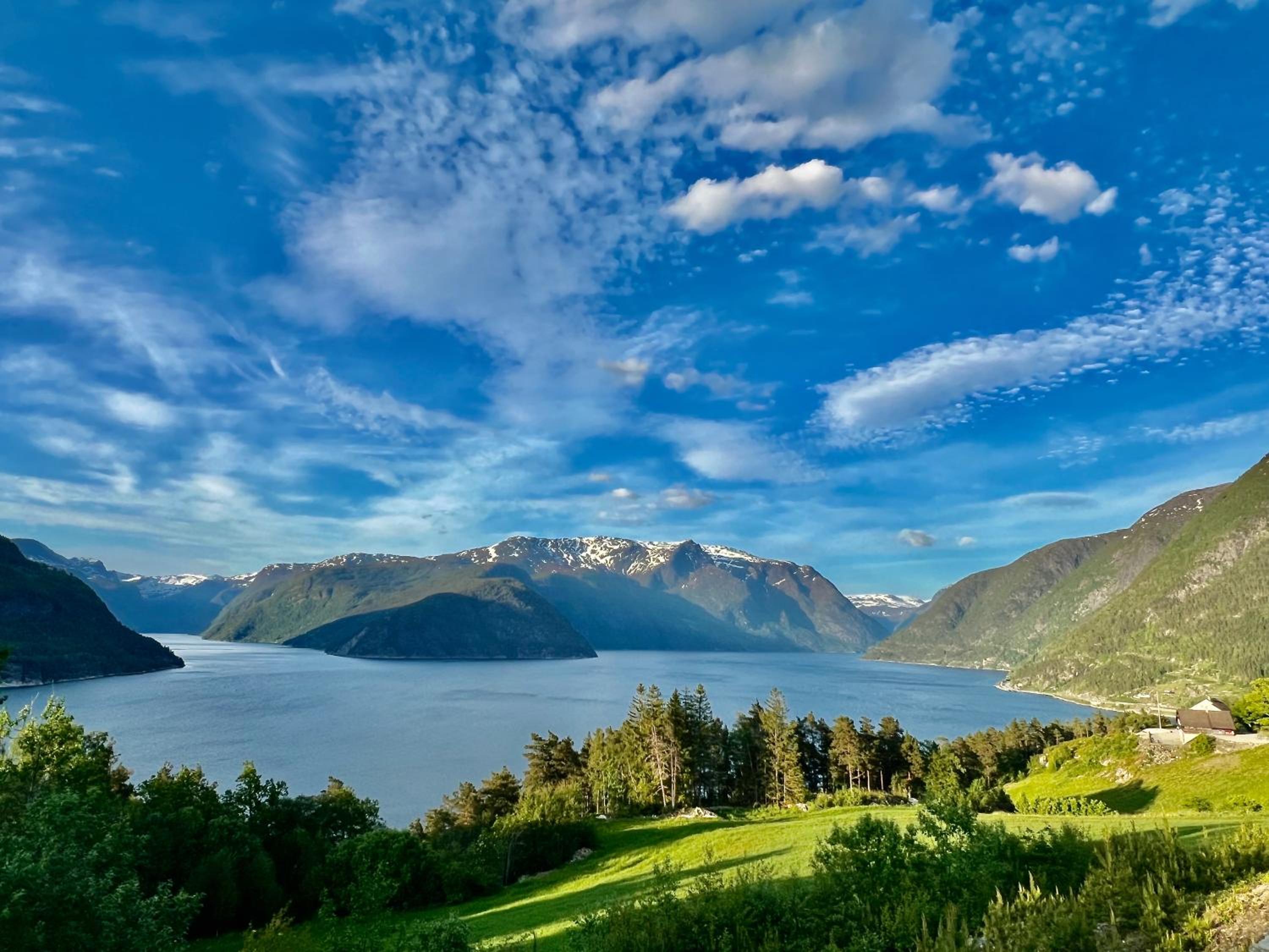 Hardangerfjord View - luxury fjord-side holiday home