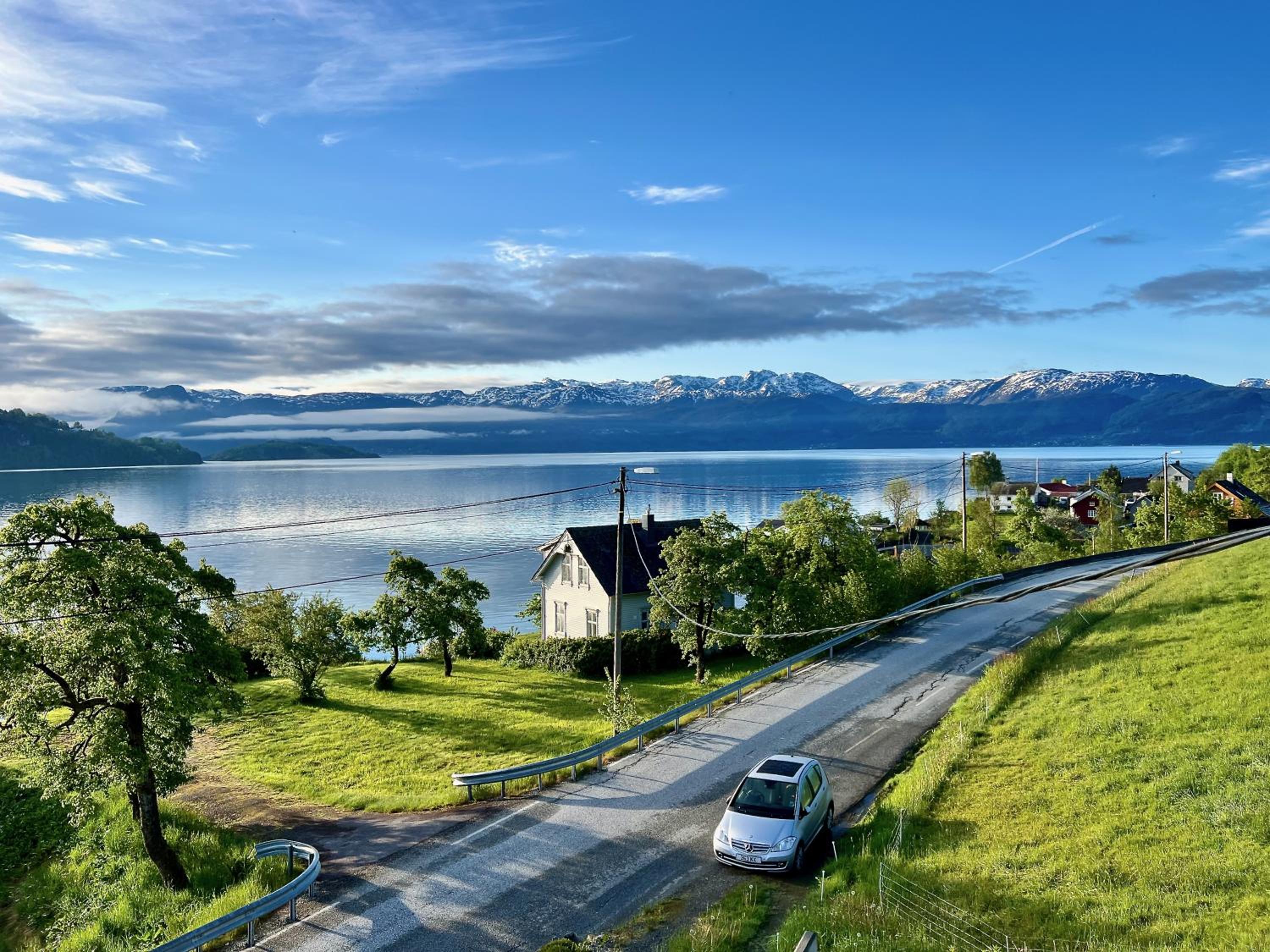 Hardangerfjord View - luxury fjord-side holiday home