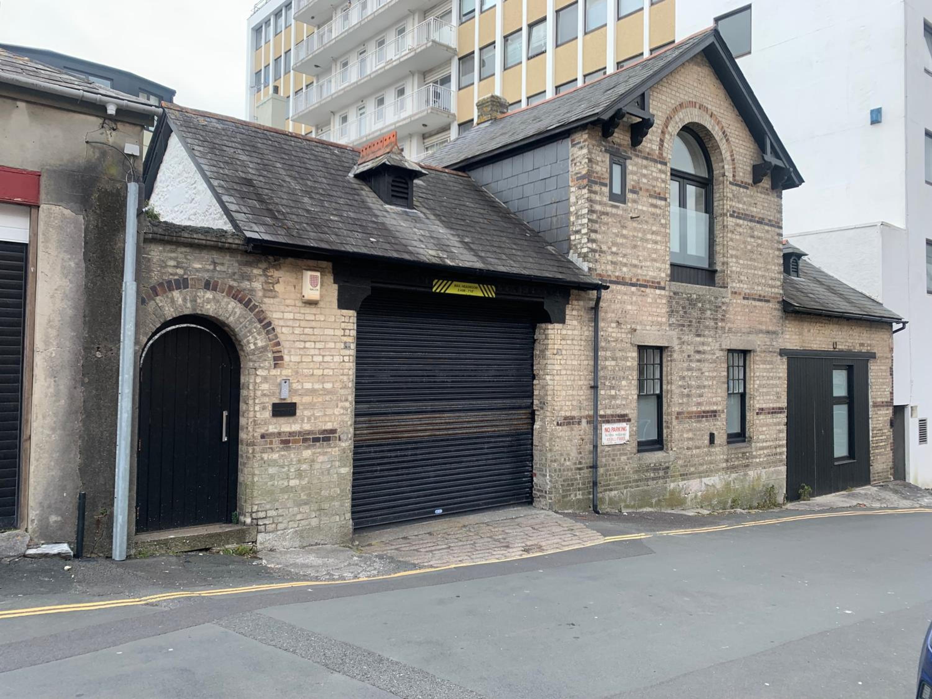 Executive Coach House on the Hoe 2 free parking spaces view 3