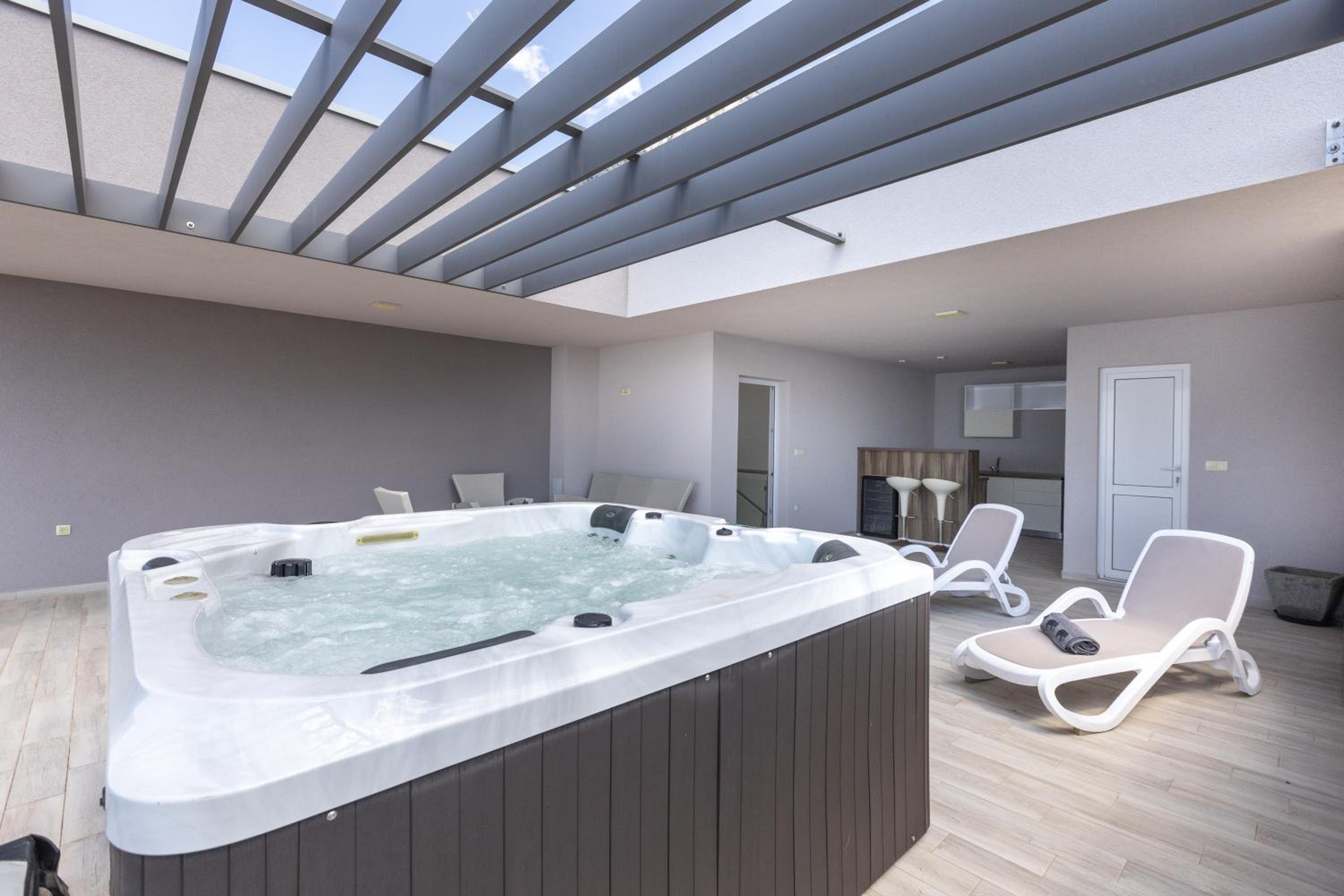 Villa Toni with pool and jacuzzi
