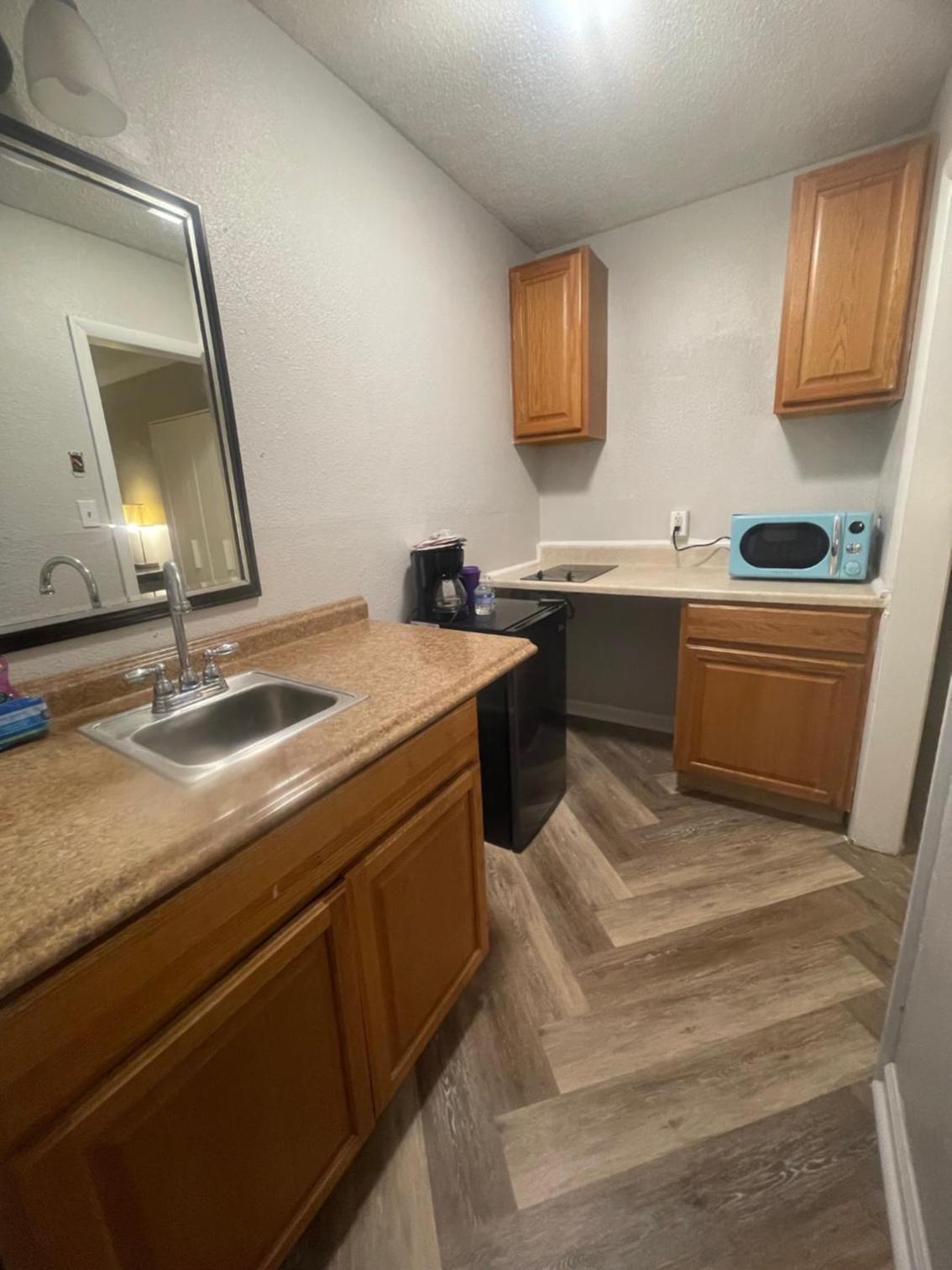 Winchester Vacations - ANS INN  SUITES - Property Image 9