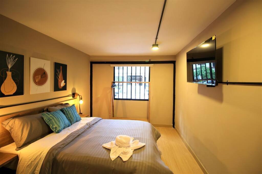 Alojamiento en Laureles Medellín con cocina y baño privado - ONE106 By Roots Rentals