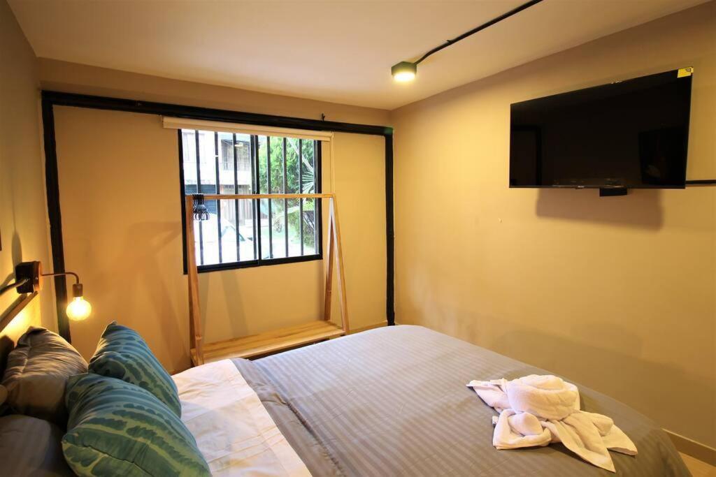 Alojamiento en Laureles Medellín con cocina y baño privado - ONE106 By Roots Rentals