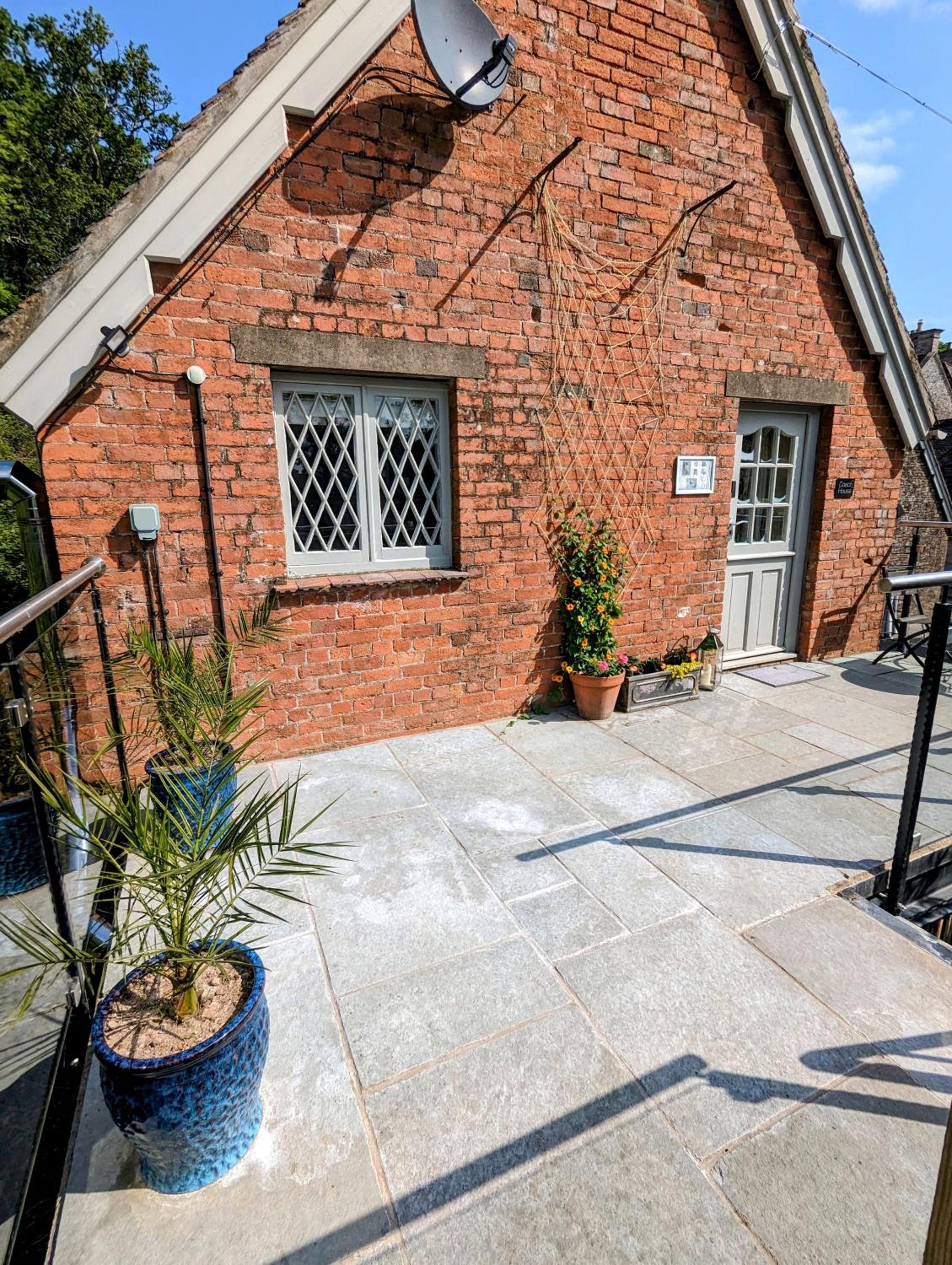 The Coach House Apartment at Cefn Tilla Court, Usk view 2