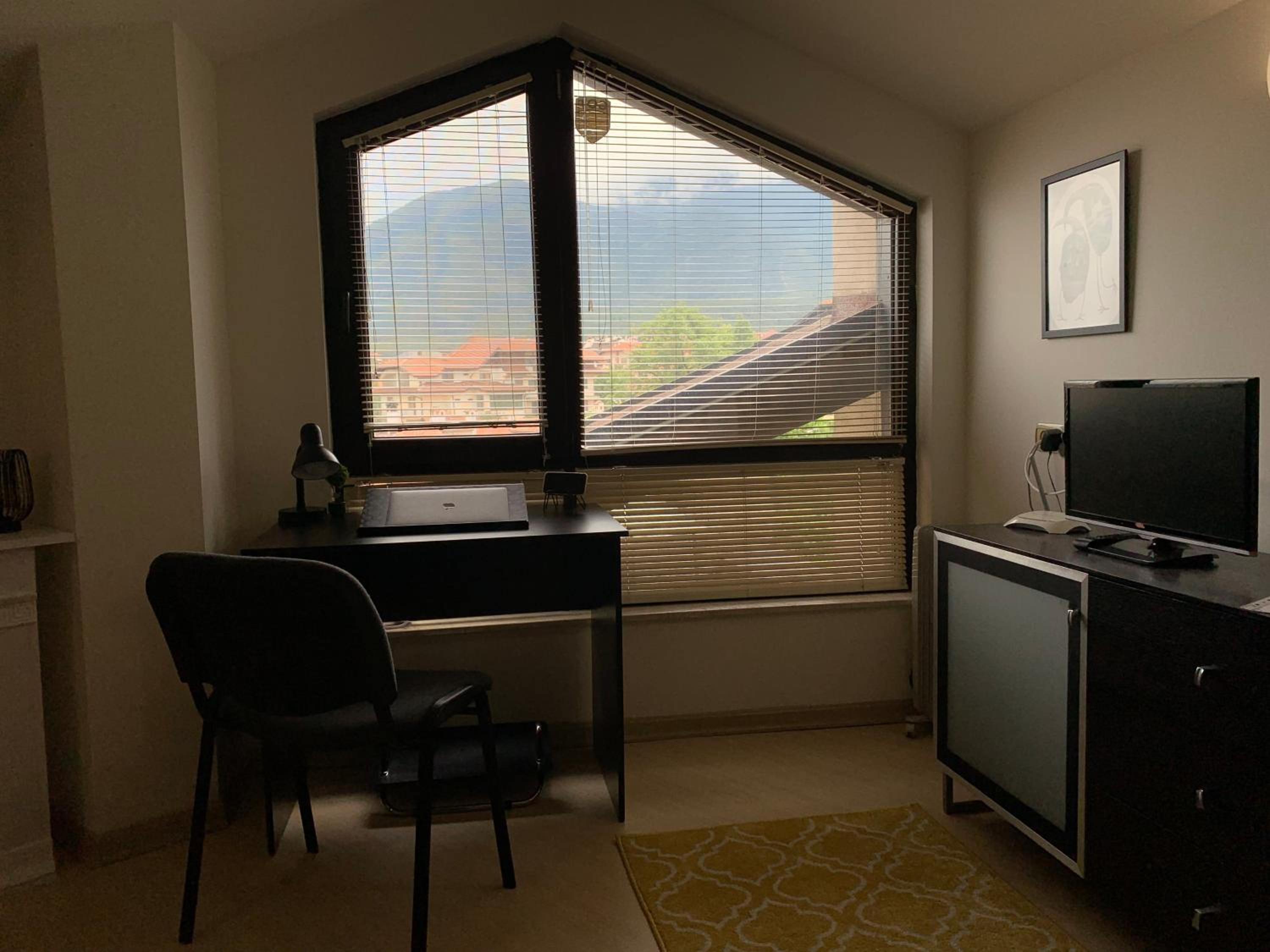 Central Art Apartment in Bansko with Mountain View