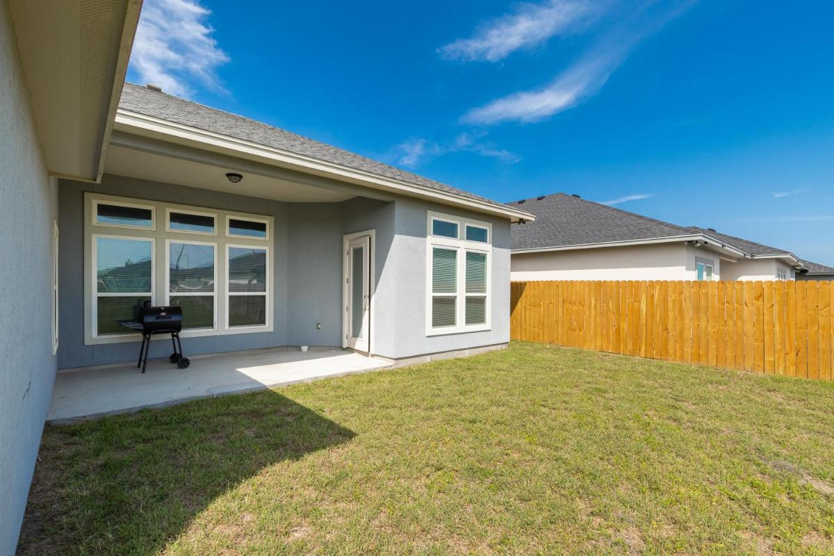 Luxurious 4-Bedroom Retreat Near the Beach: King Suite, High-Speed WiFi, Free Parking view 3