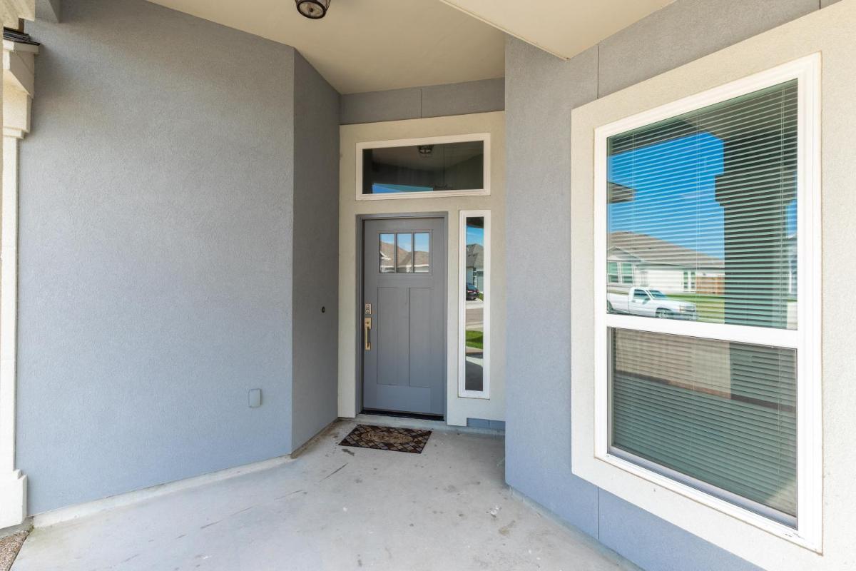 Luxurious 4-Bedroom Retreat Near the Beach: King Suite, High-Speed WiFi, Free Parking view 2