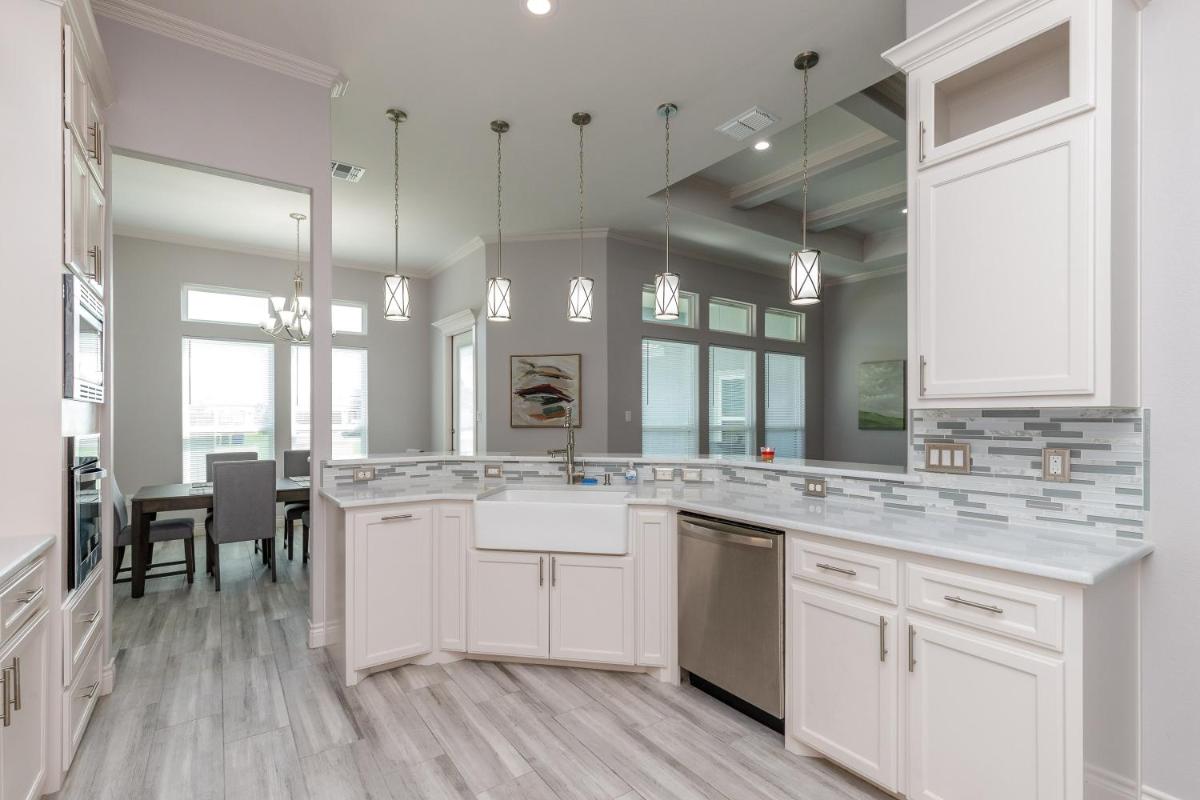 Luxurious 4-Bedroom Retreat Near the Beach: King Suite, High-Speed WiFi, Free Parking view 4