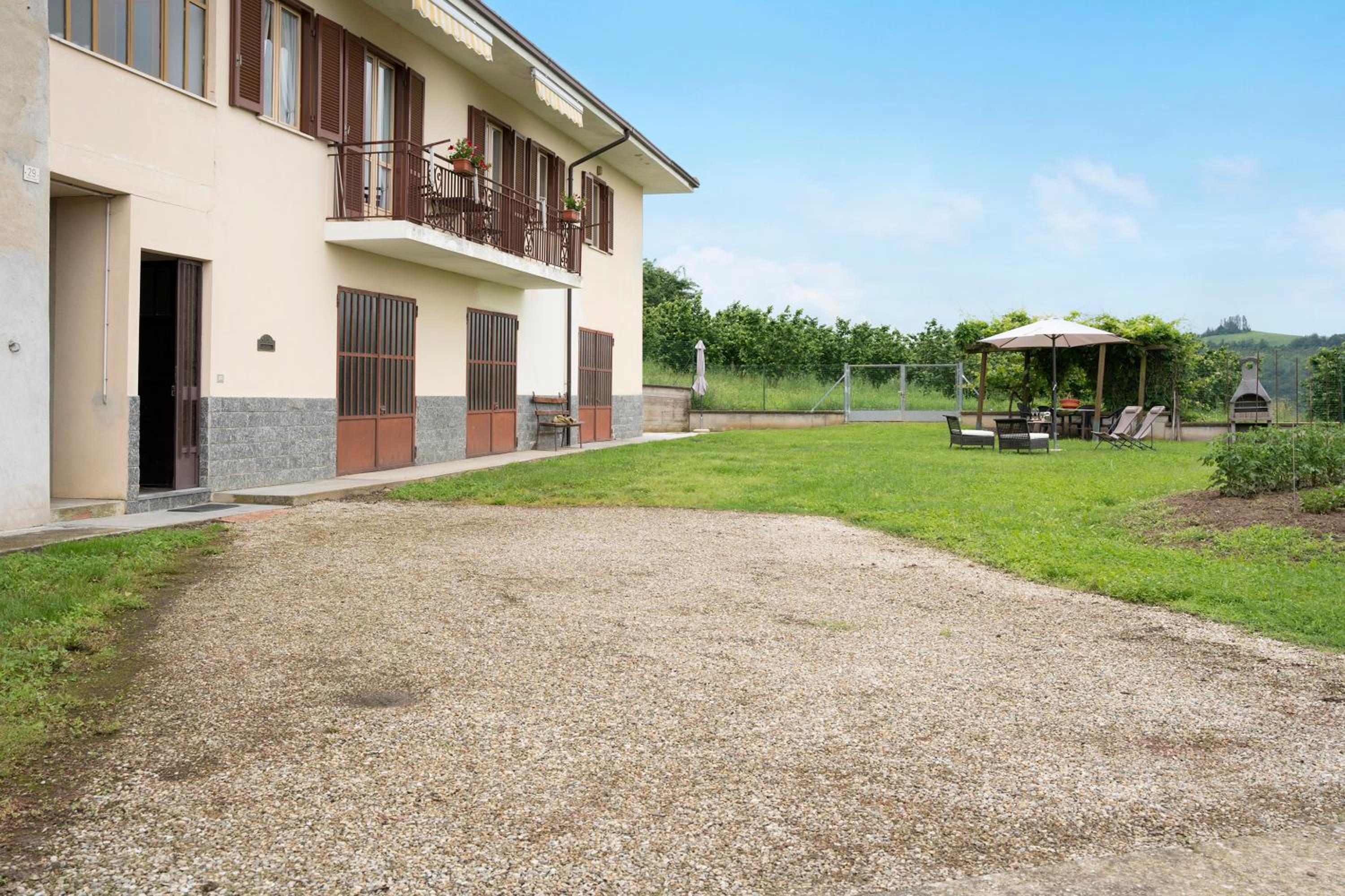 Casa Pianezzo Dogliani view 5
