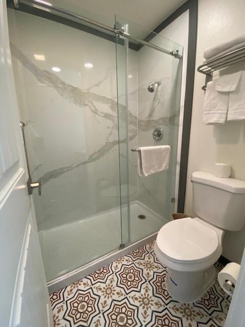 Super 8 by Wyndham Oceanside Downtown - Property Image 17