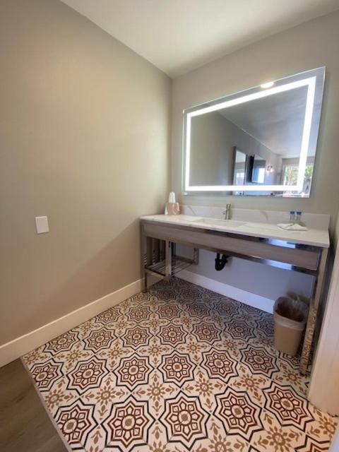 Super 8 by Wyndham Oceanside Downtown - Property Image 18