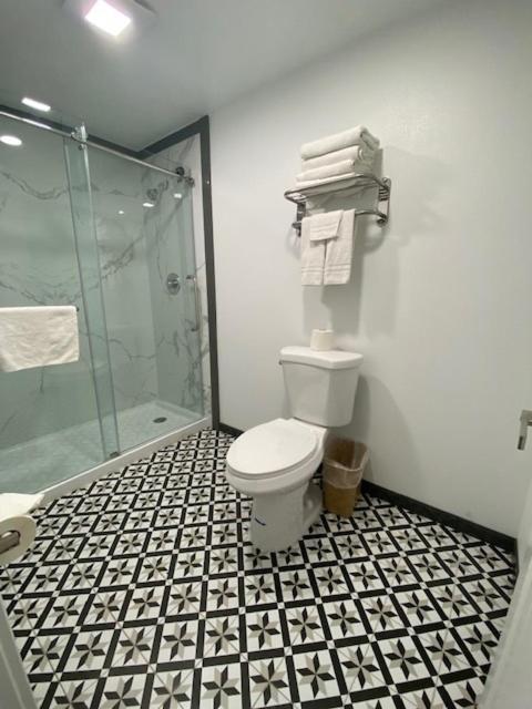 Super 8 by Wyndham Oceanside Downtown - Property Image 19