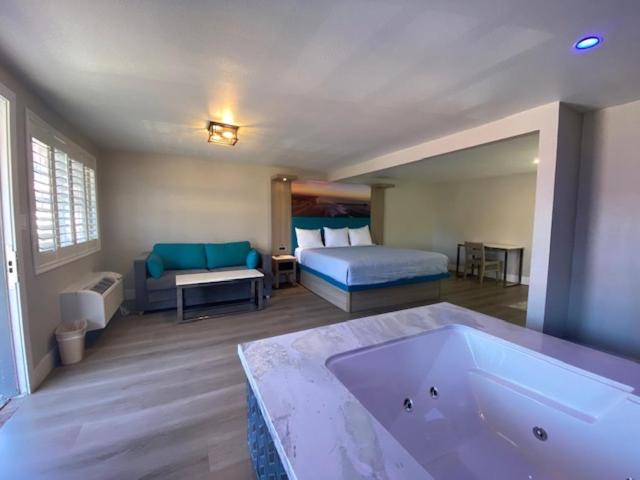 Super 8 by Wyndham Oceanside Downtown - Property Image 16