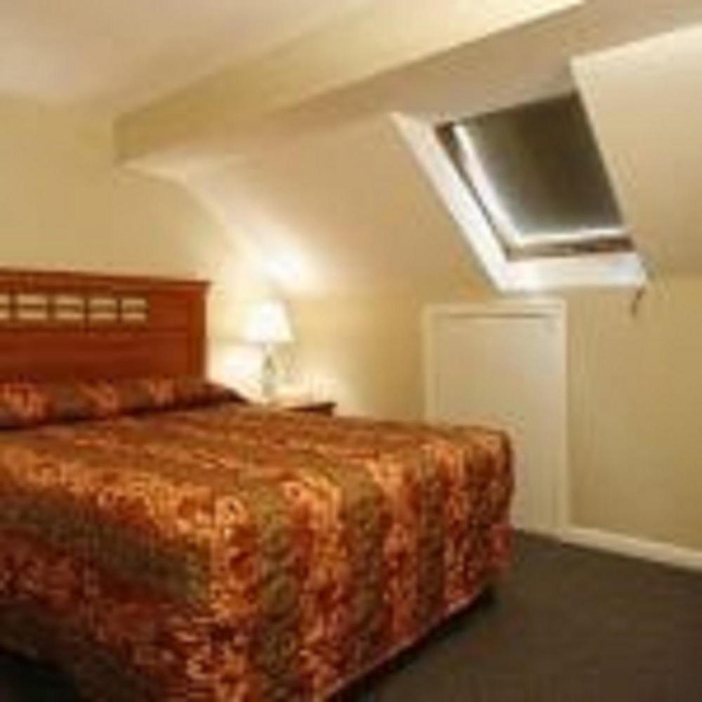 Studio East Motel