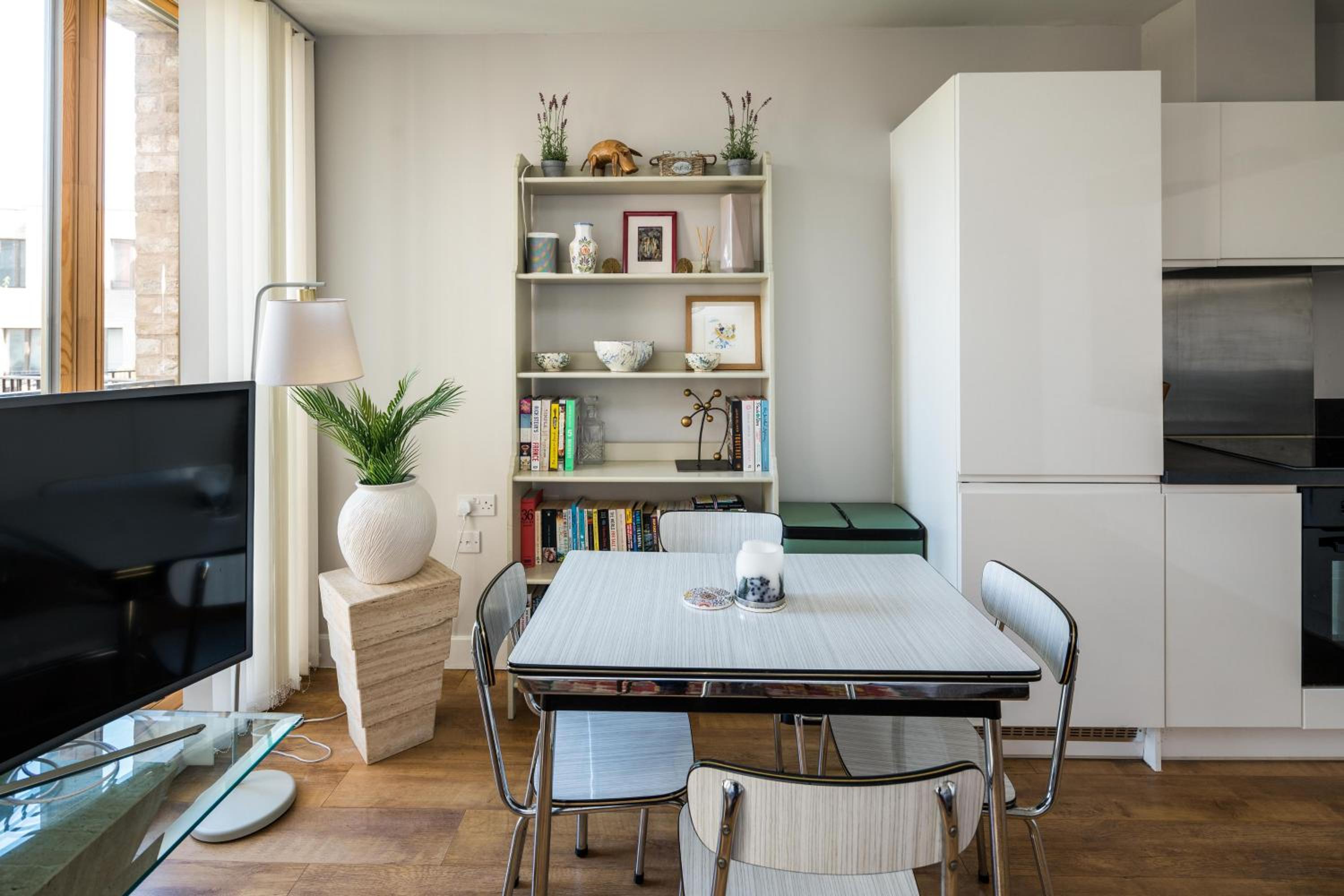 Shiny & Comfy stay with Underground links nearby!