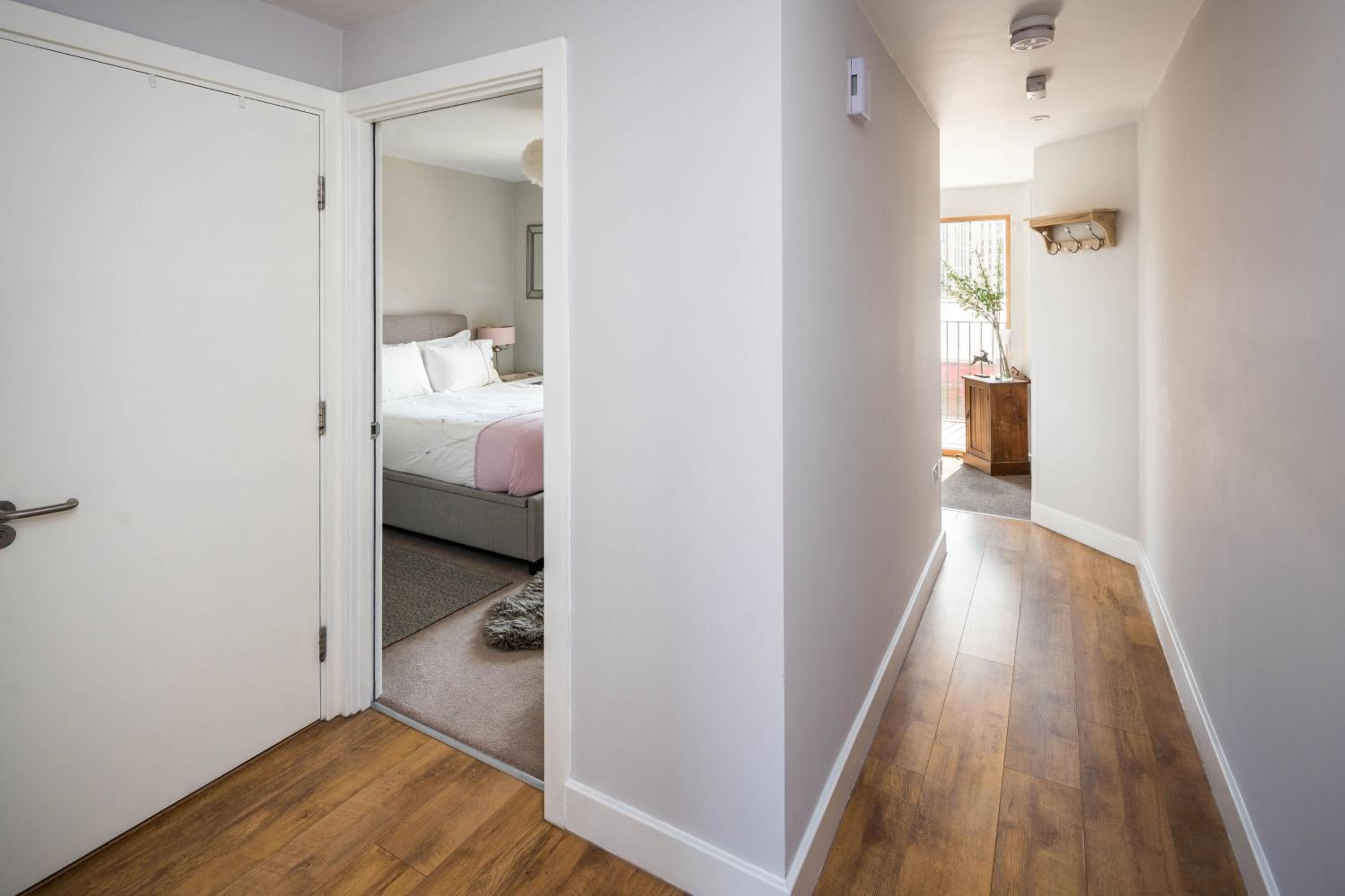 Shiny & Comfy stay with Underground links nearby!