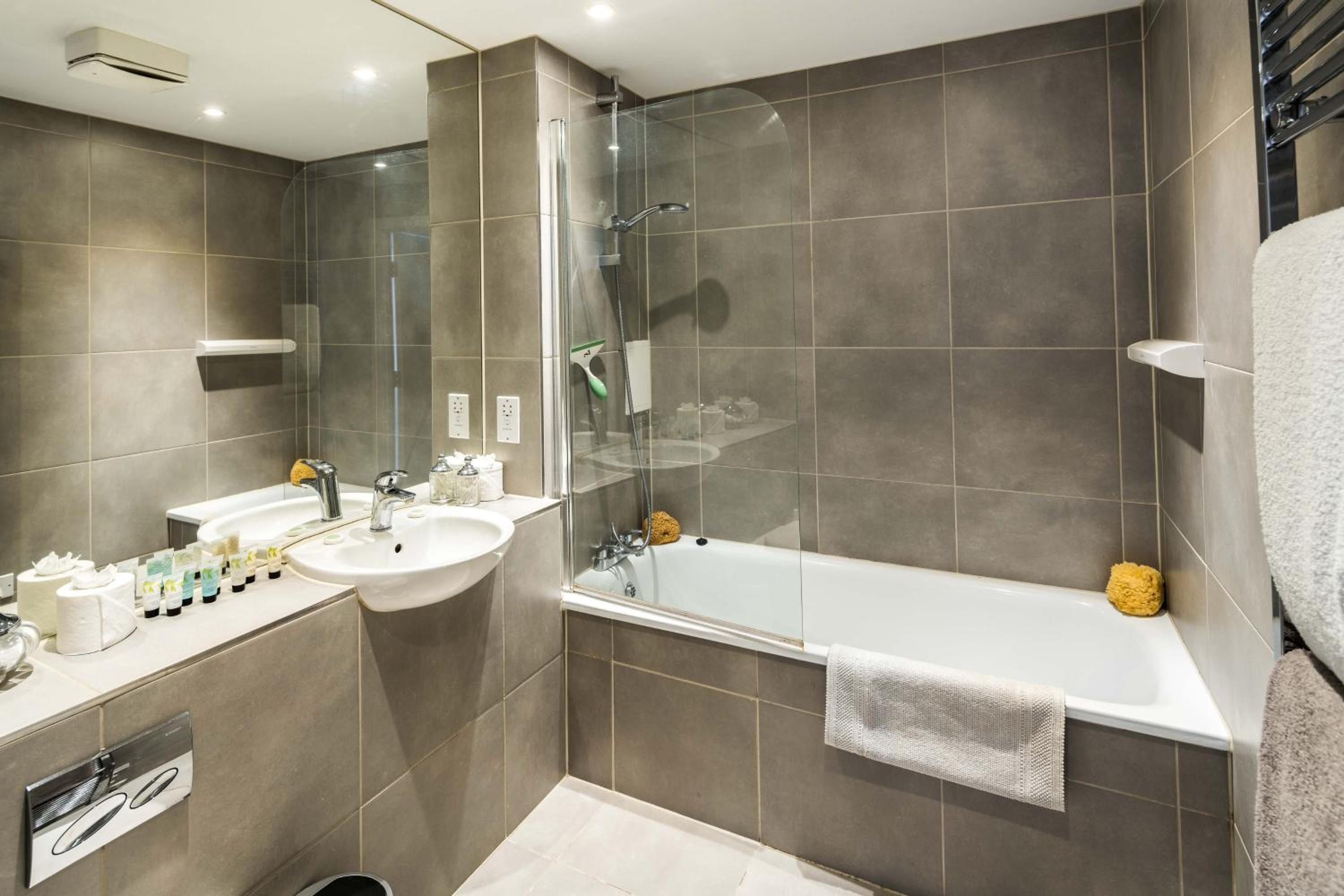 Shiny & Comfy stay with Underground links nearby!