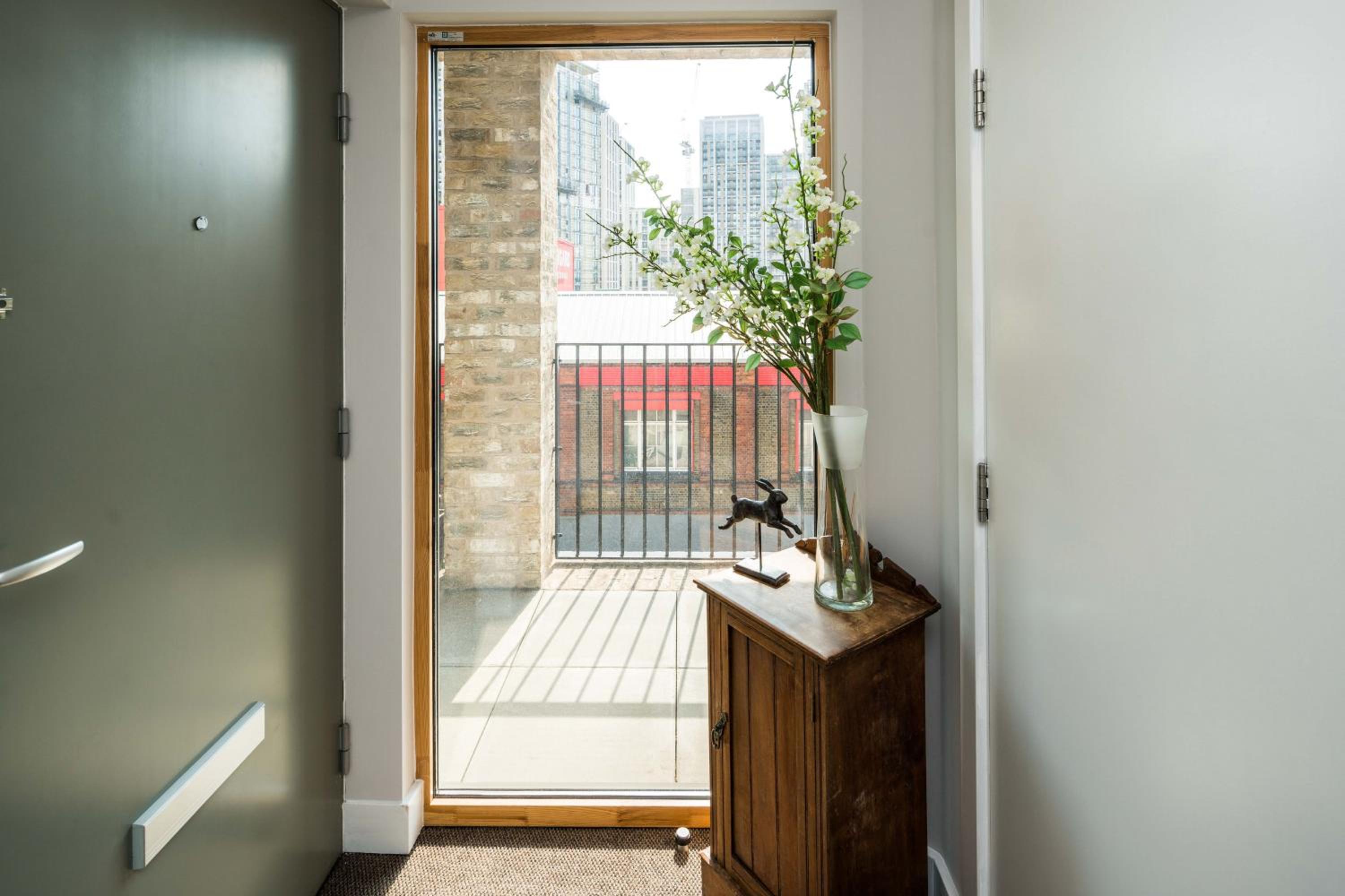 Shiny & Comfy stay with Underground links nearby!
