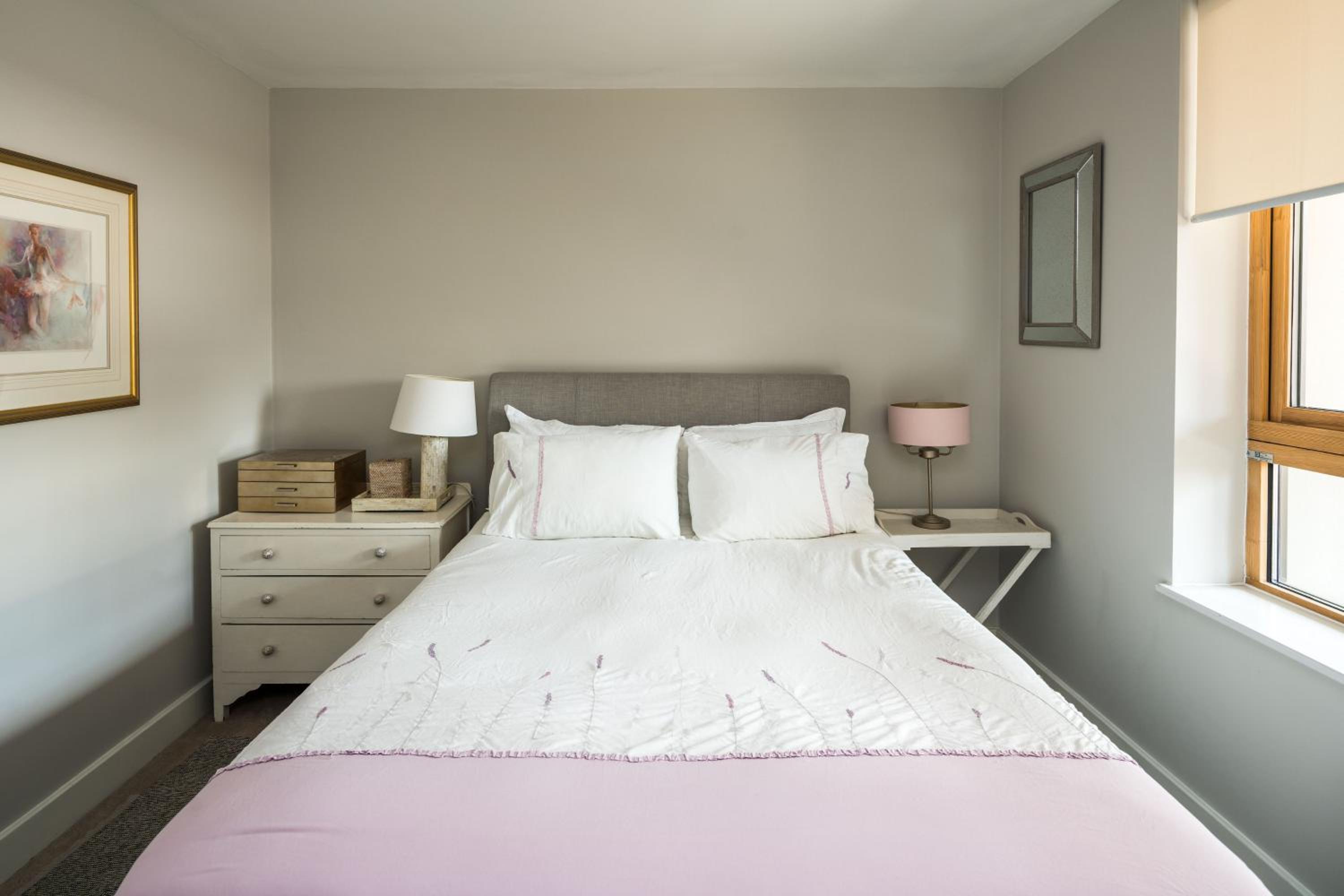 Shiny & Comfy stay with Underground links nearby!