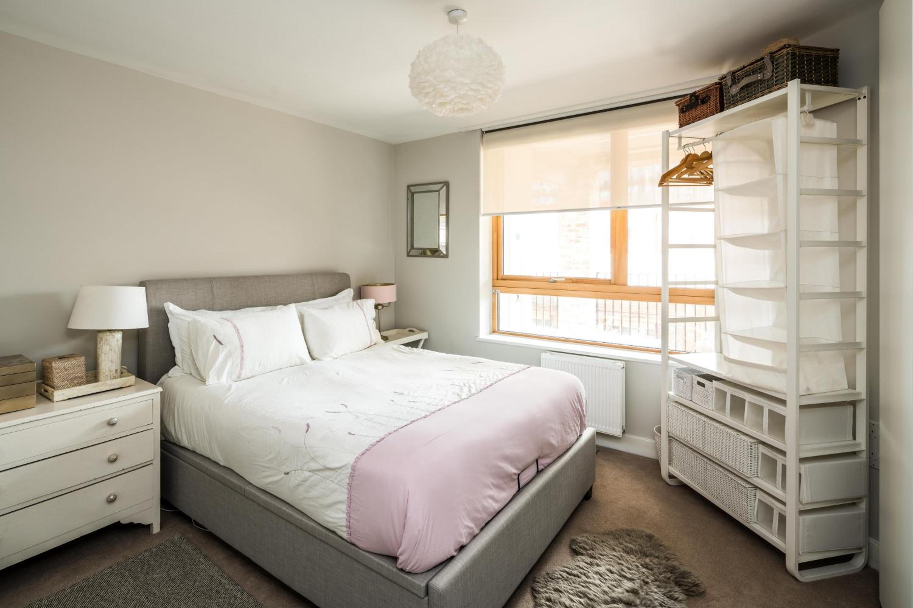 Shiny & Comfy stay with Underground links nearby!
