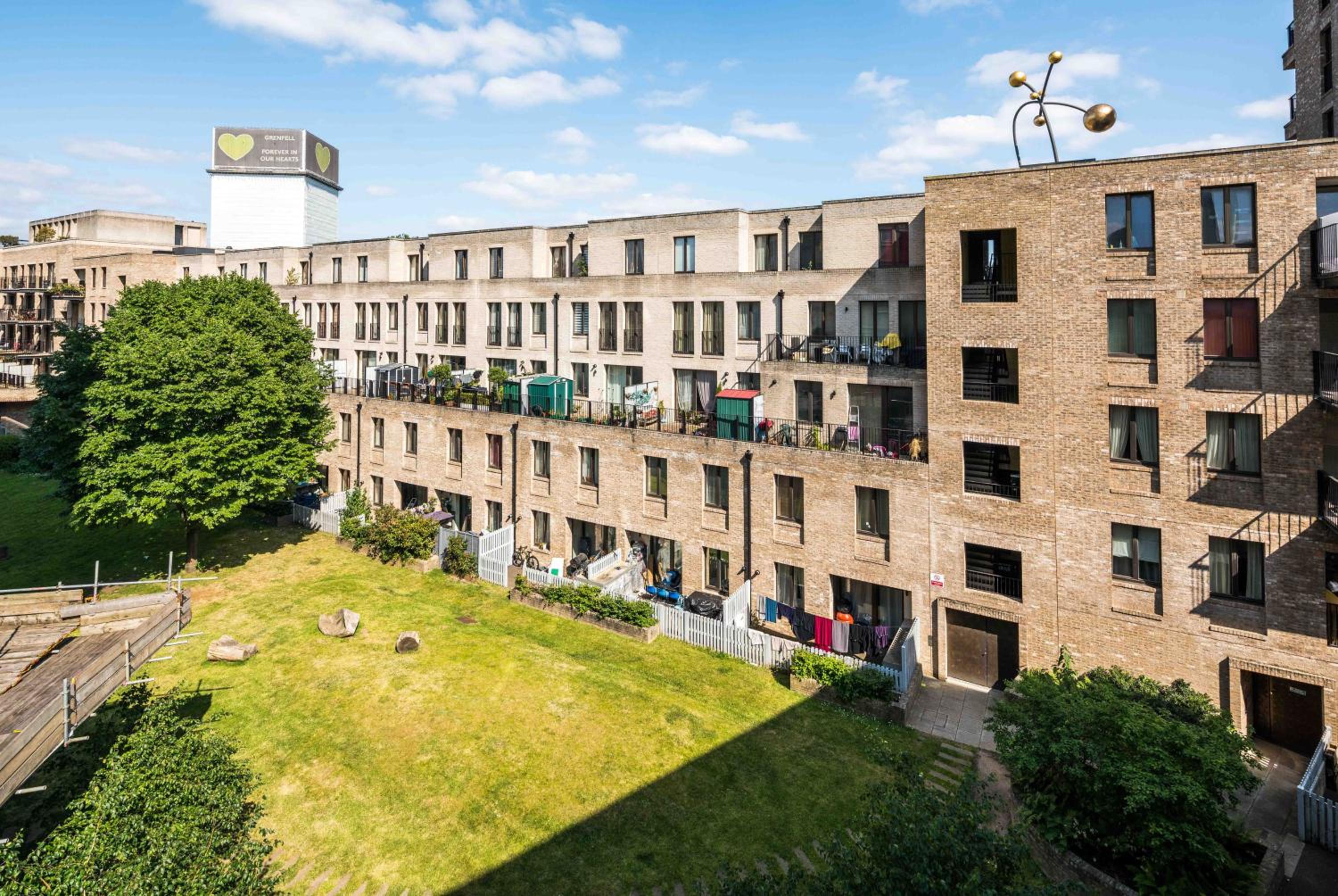Shiny & Comfy stay with Underground links nearby!