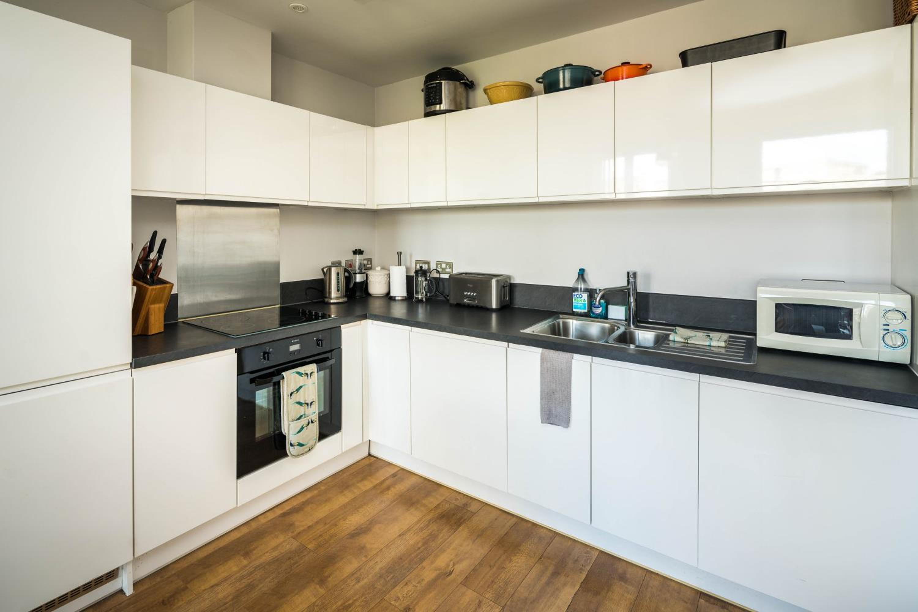 Shiny & Comfy stay with Underground links nearby!
