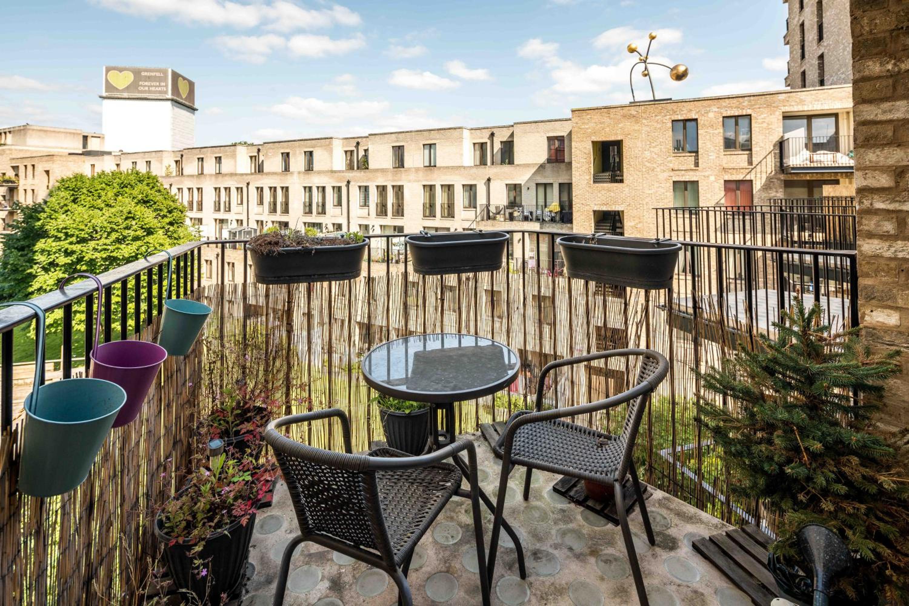 Shiny & Comfy stay with Underground links nearby!