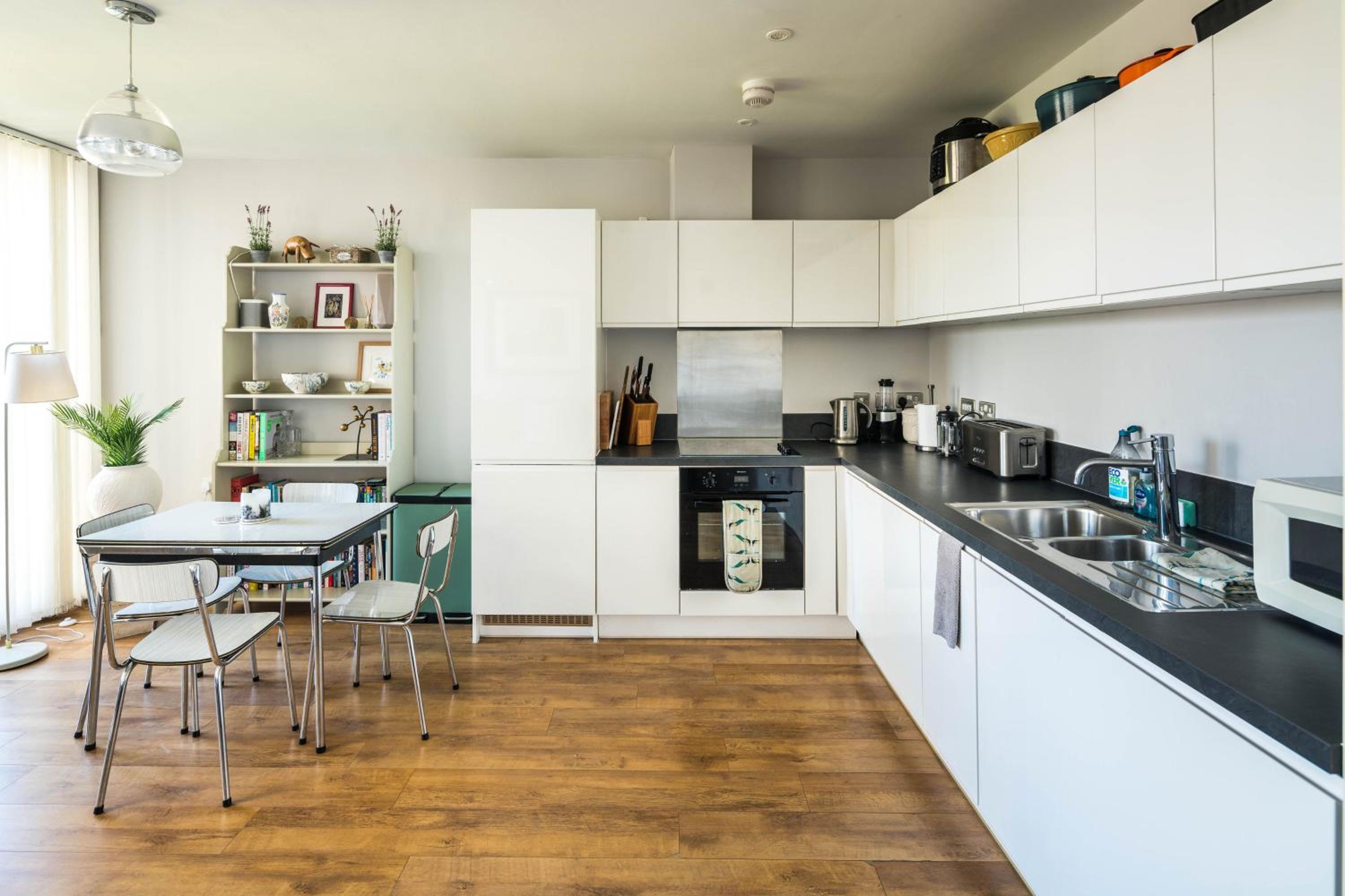 Shiny & Comfy stay with Underground links nearby!