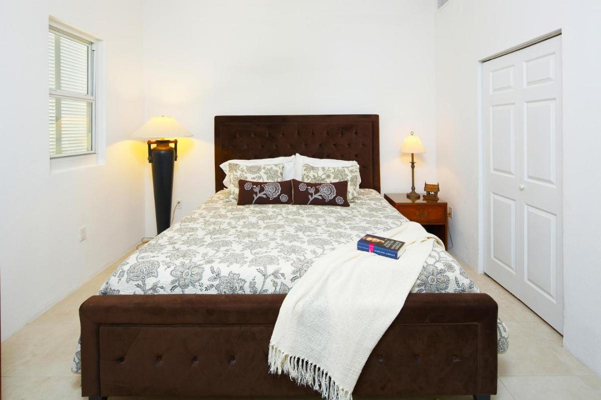 Villa Caymanas by Grand Cayman Villas & Condos