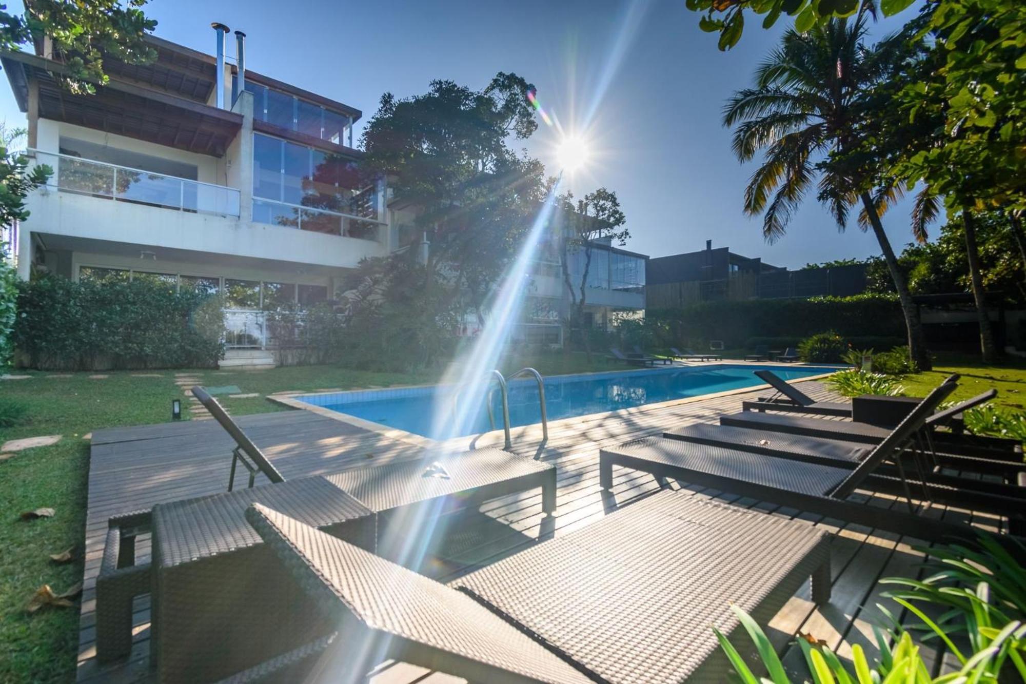 Casa com piscina em frente à Praia de Camburi