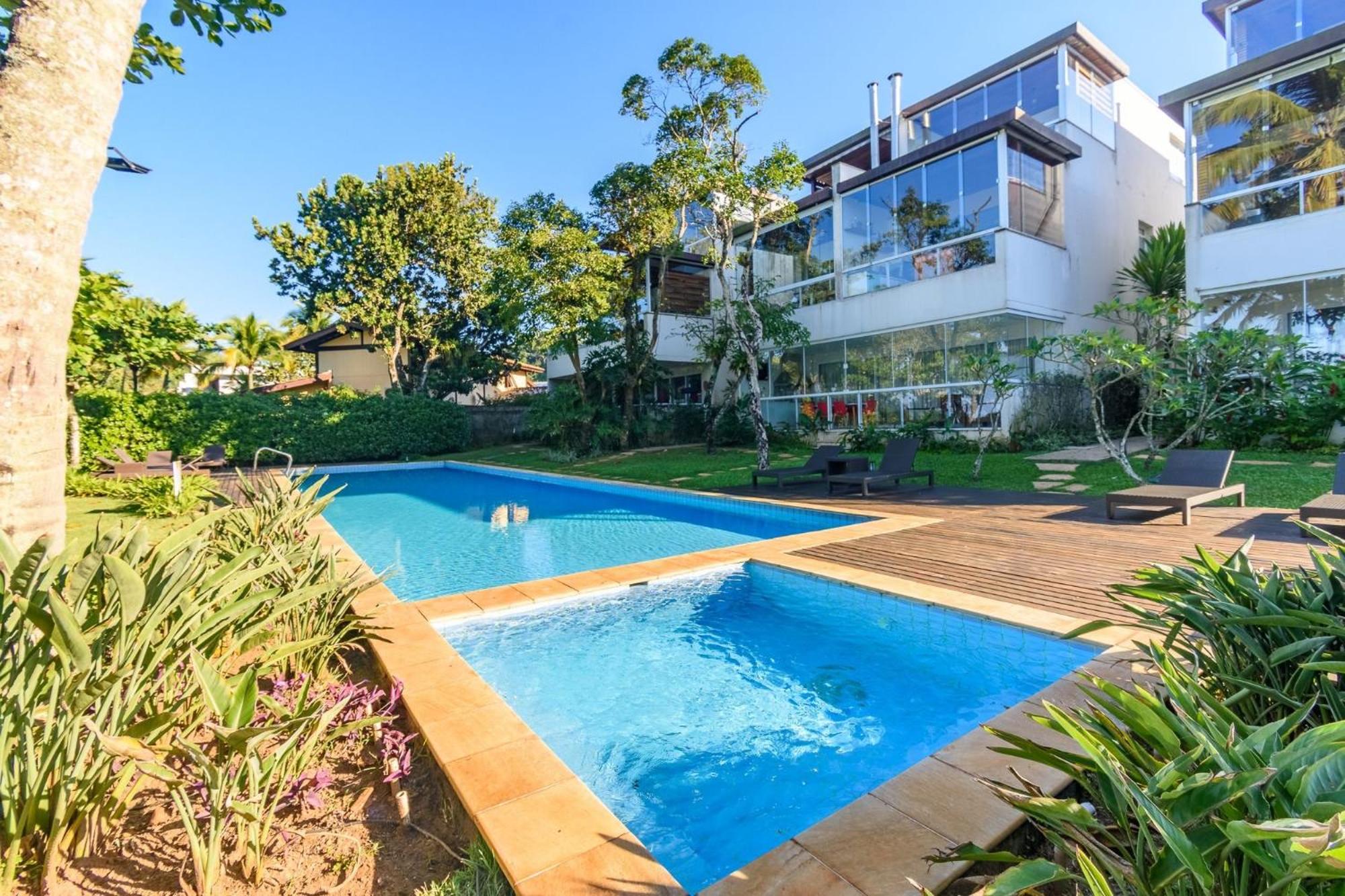 Casa com piscina em frente à Praia de Camburi