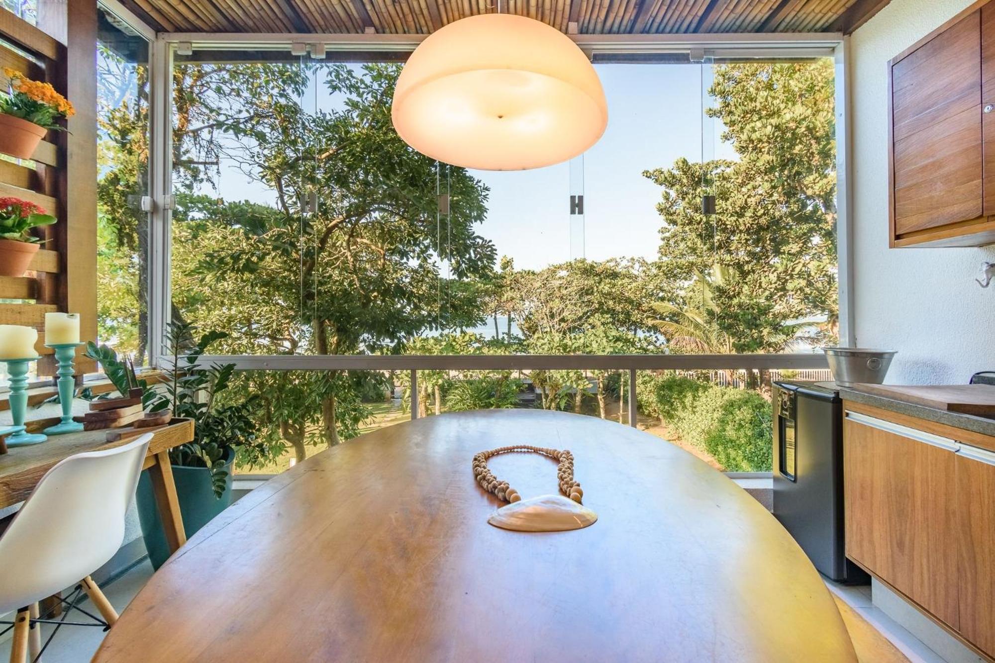Casa com piscina em frente à Praia de Camburi