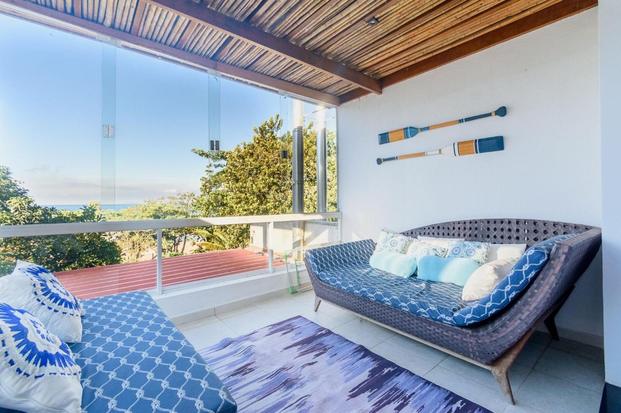 Casa com piscina em frente à Praia de Camburi