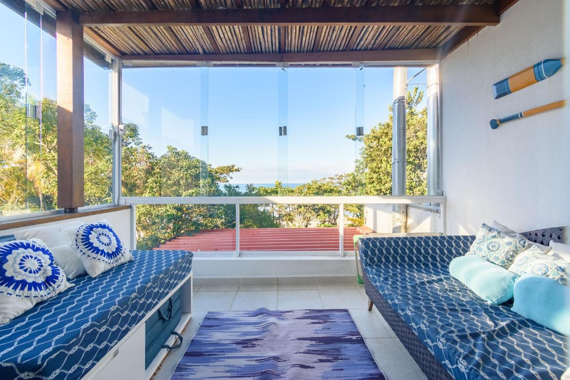 Casa com piscina em frente à Praia de Camburi