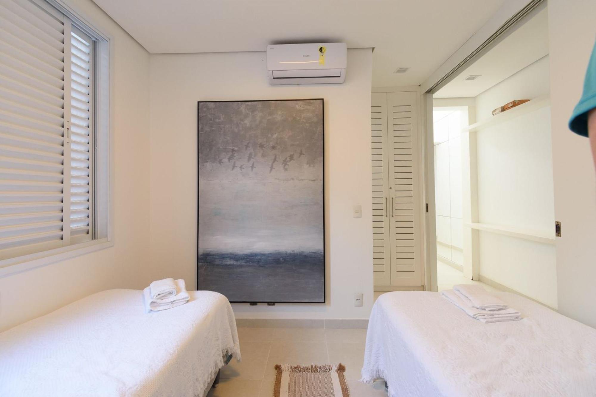 Casa com piscina em frente à Praia de Camburi