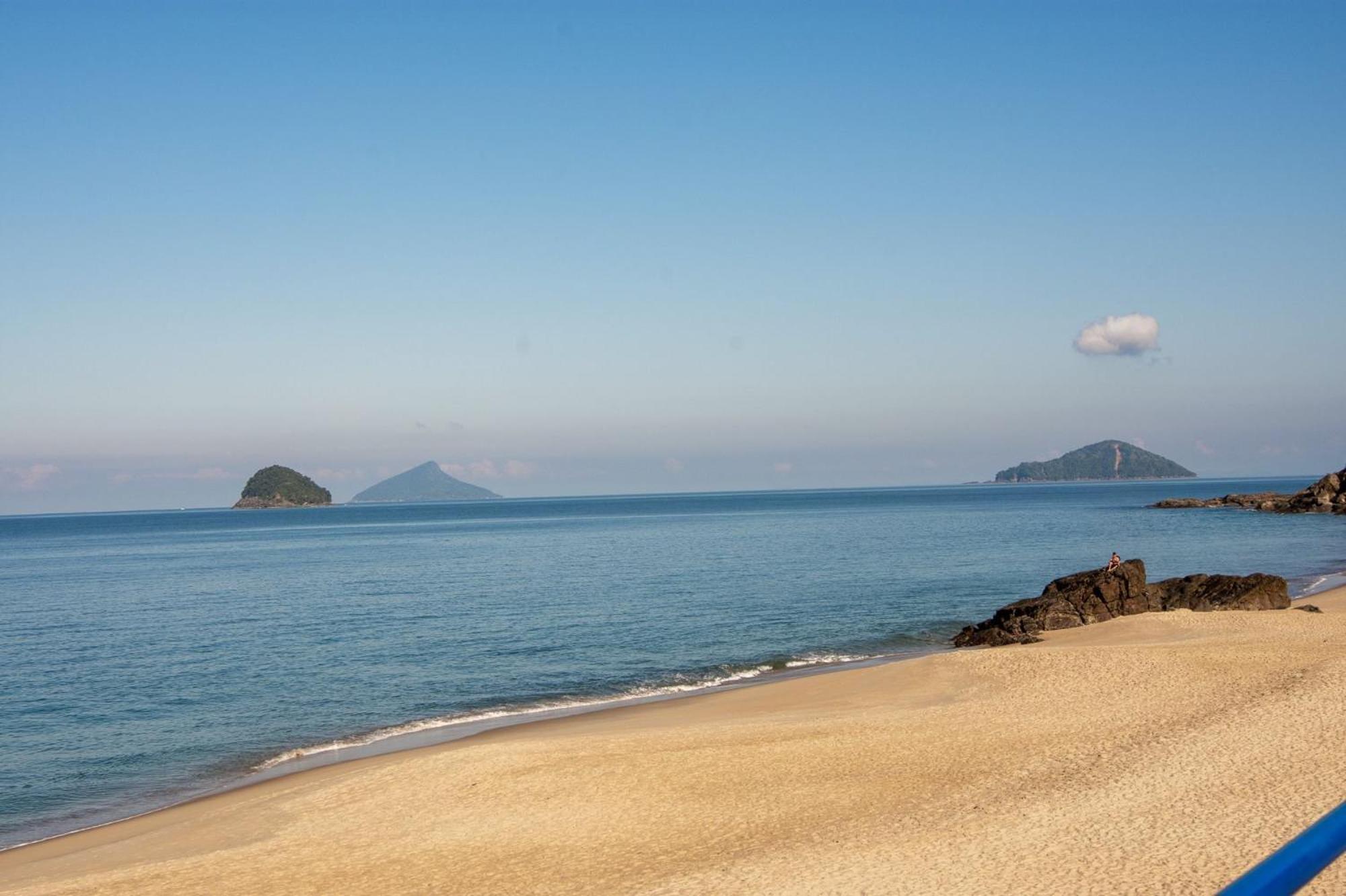 Casa com piscina em frente à Praia de Camburi