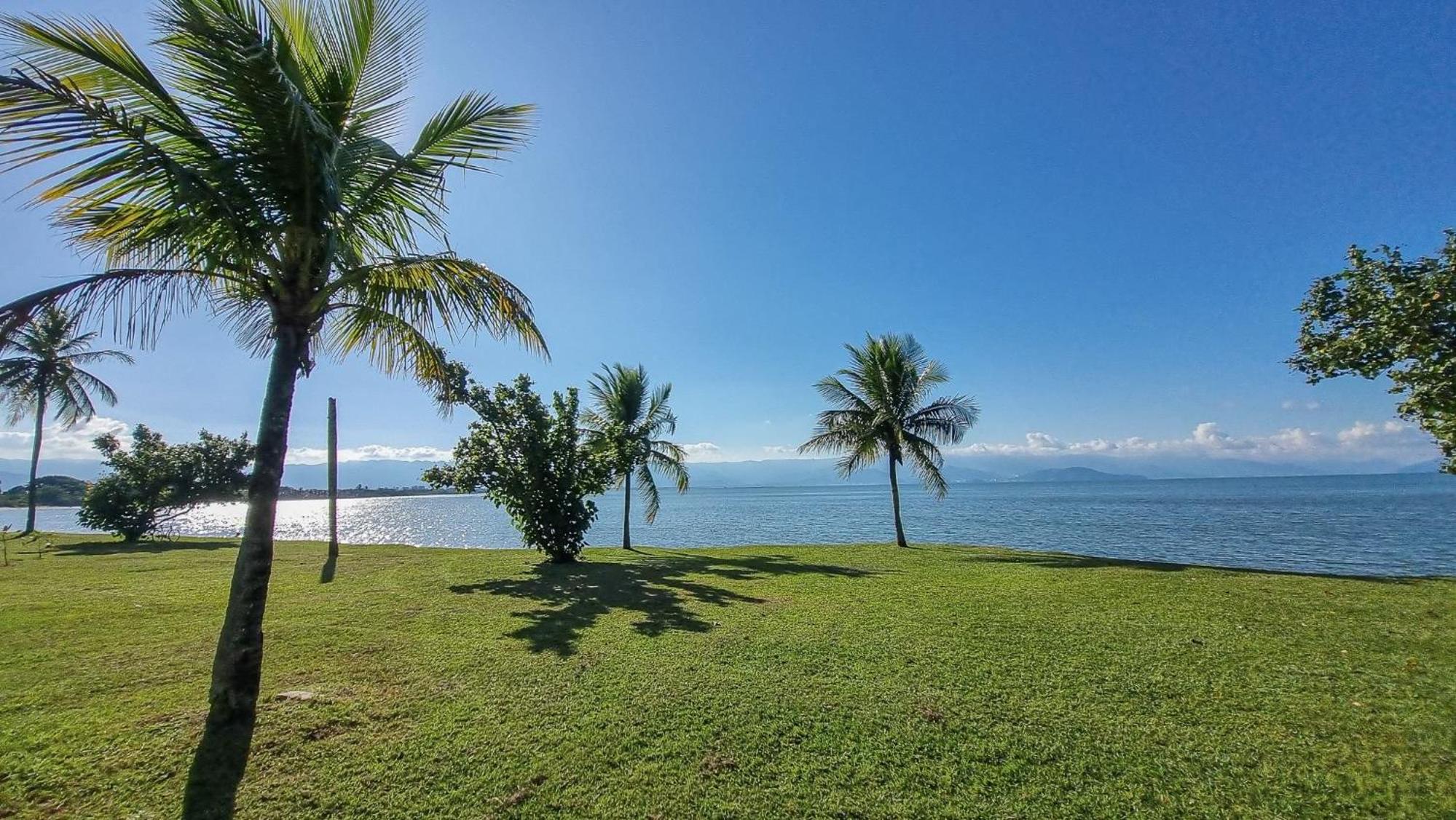 Casa com piscina em frente à Praia de Camburi