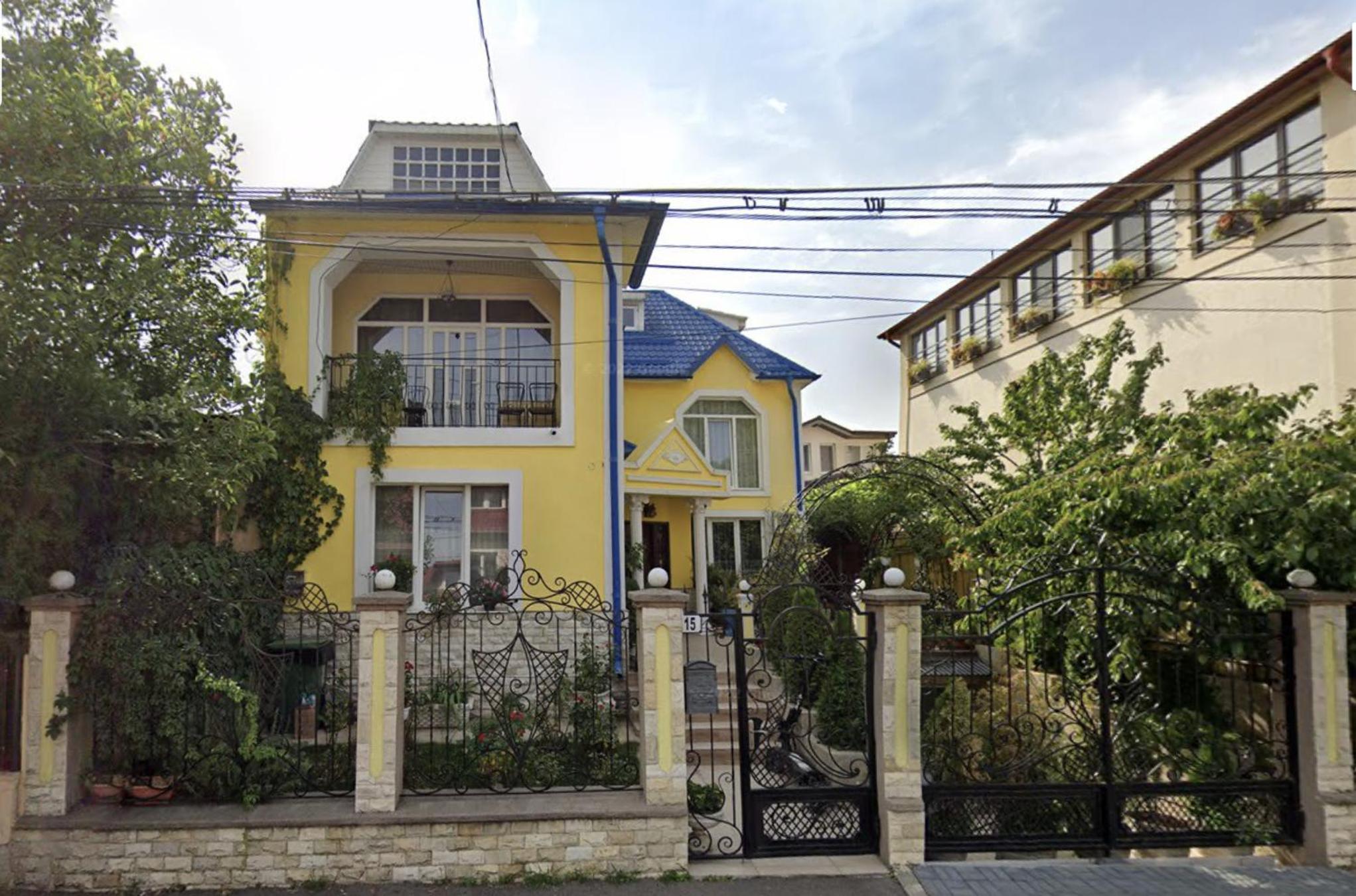 Luxurious Villa with Huge Garden, Terrace & Outdoor Space