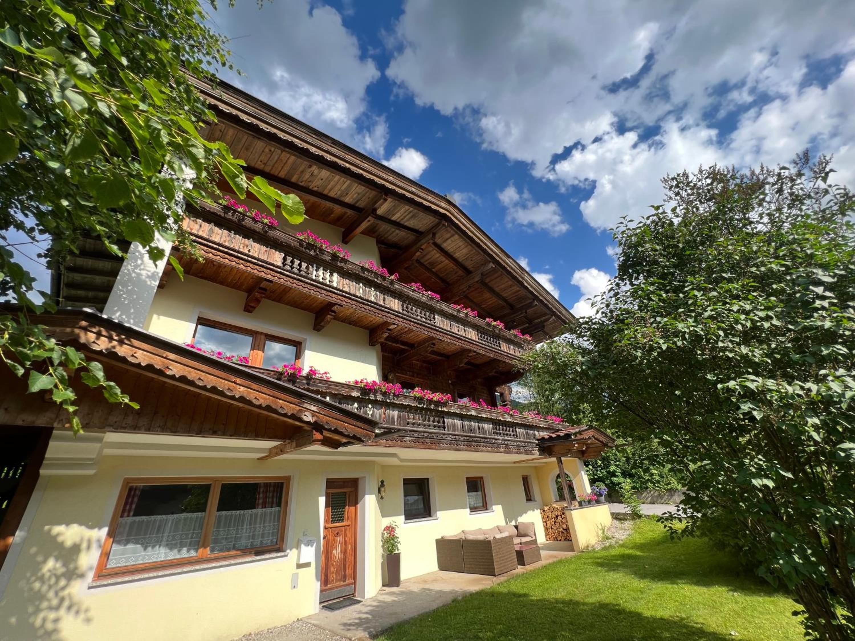 Ferienwohnung Platzhirsch Panorama View Balkon, Gartensauna, Garten, Grillplatz
