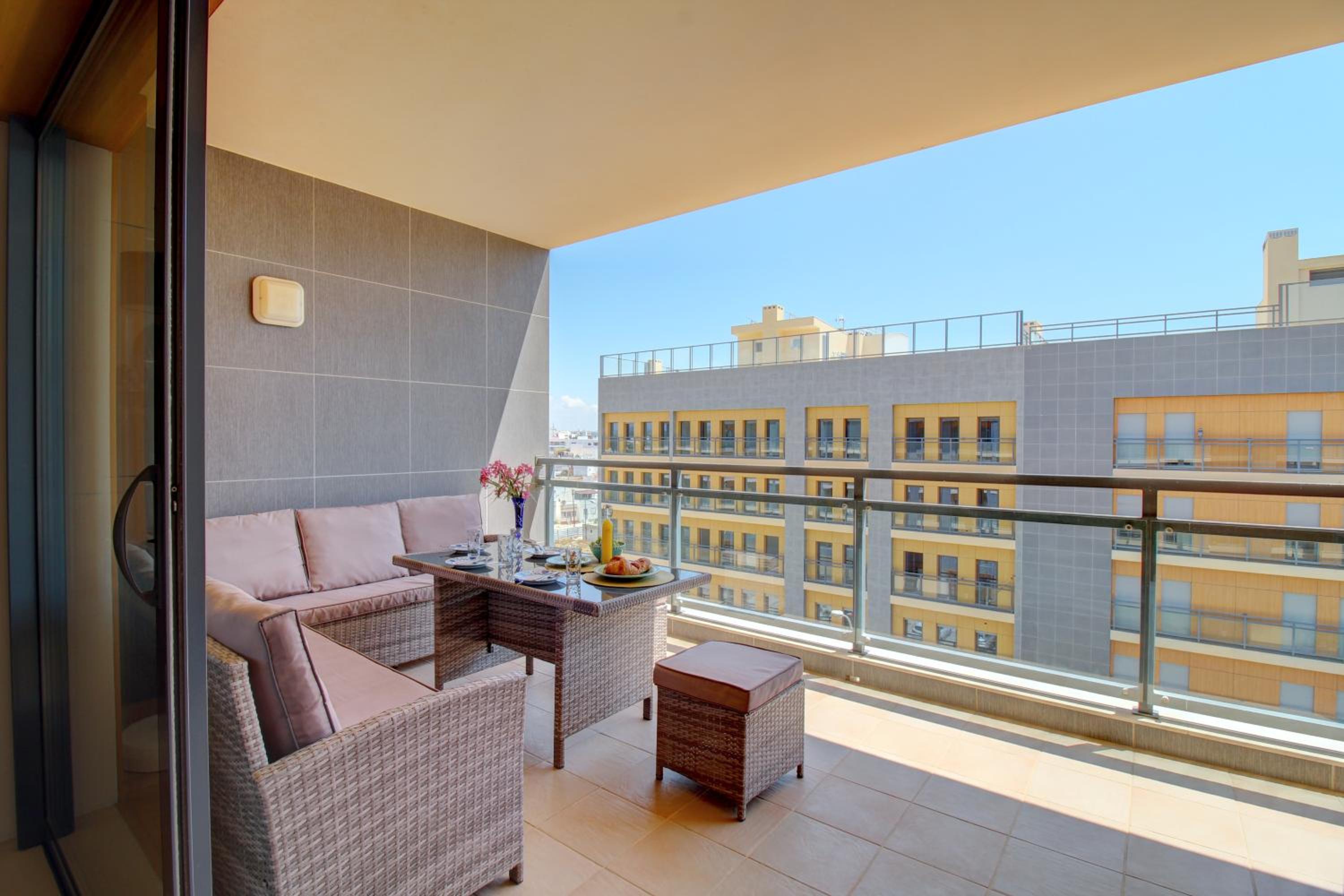 Rooftop pool, 200m from sea, city center view 3