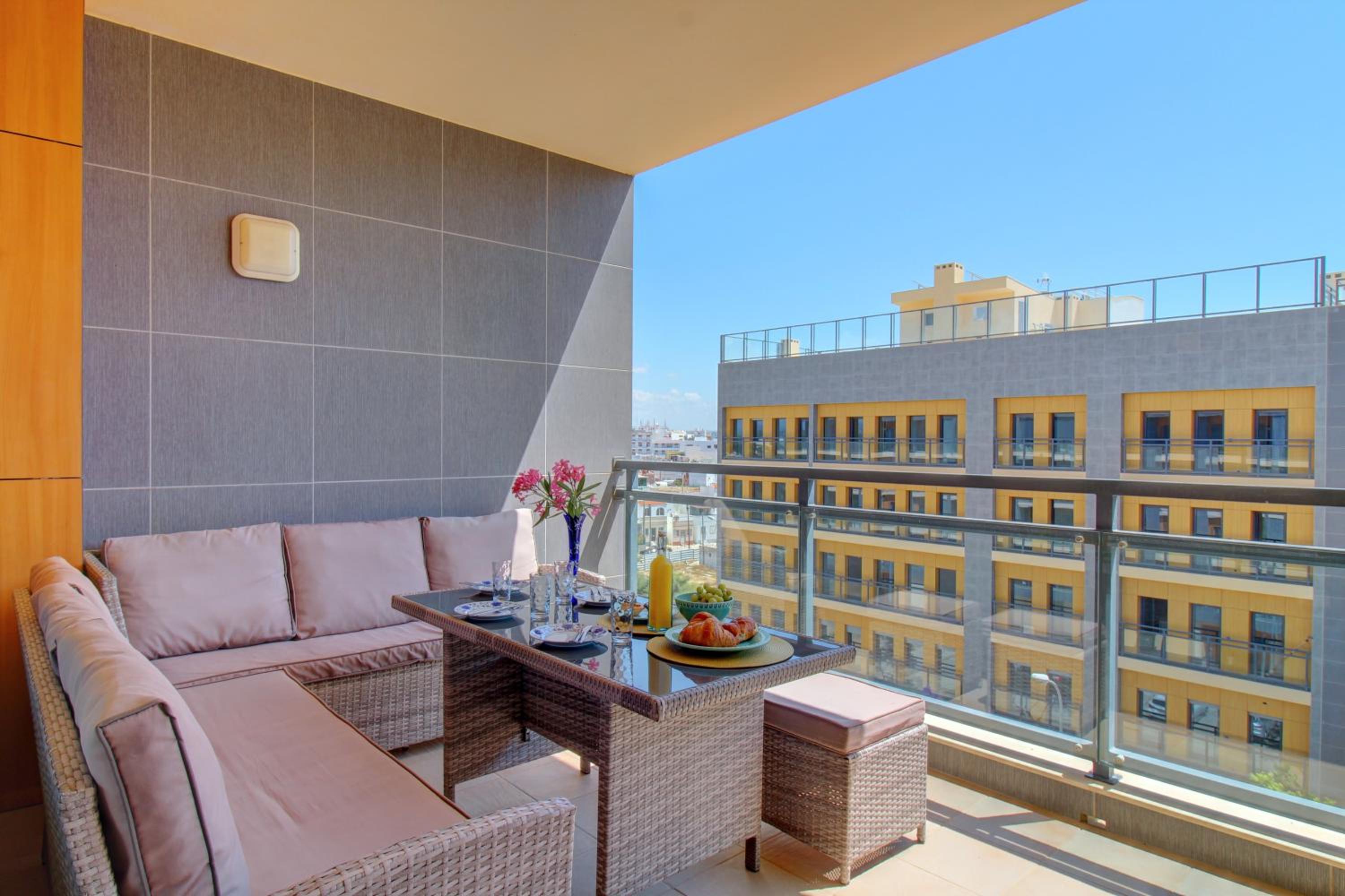 Rooftop pool, 200m from sea, city center view 2