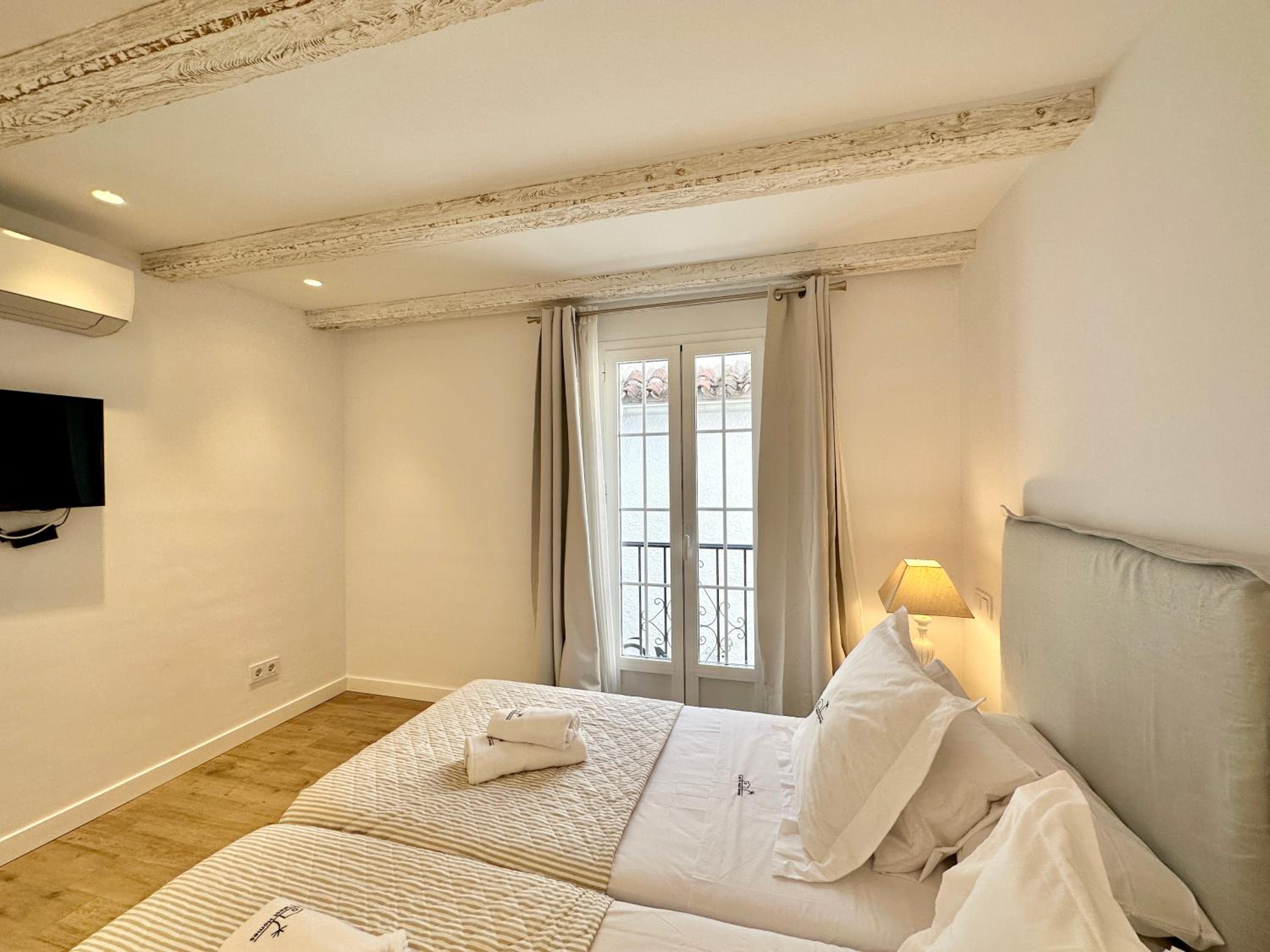 Old Town Modern Flat, 4 Minutes From Beach - EaW Homes view 5