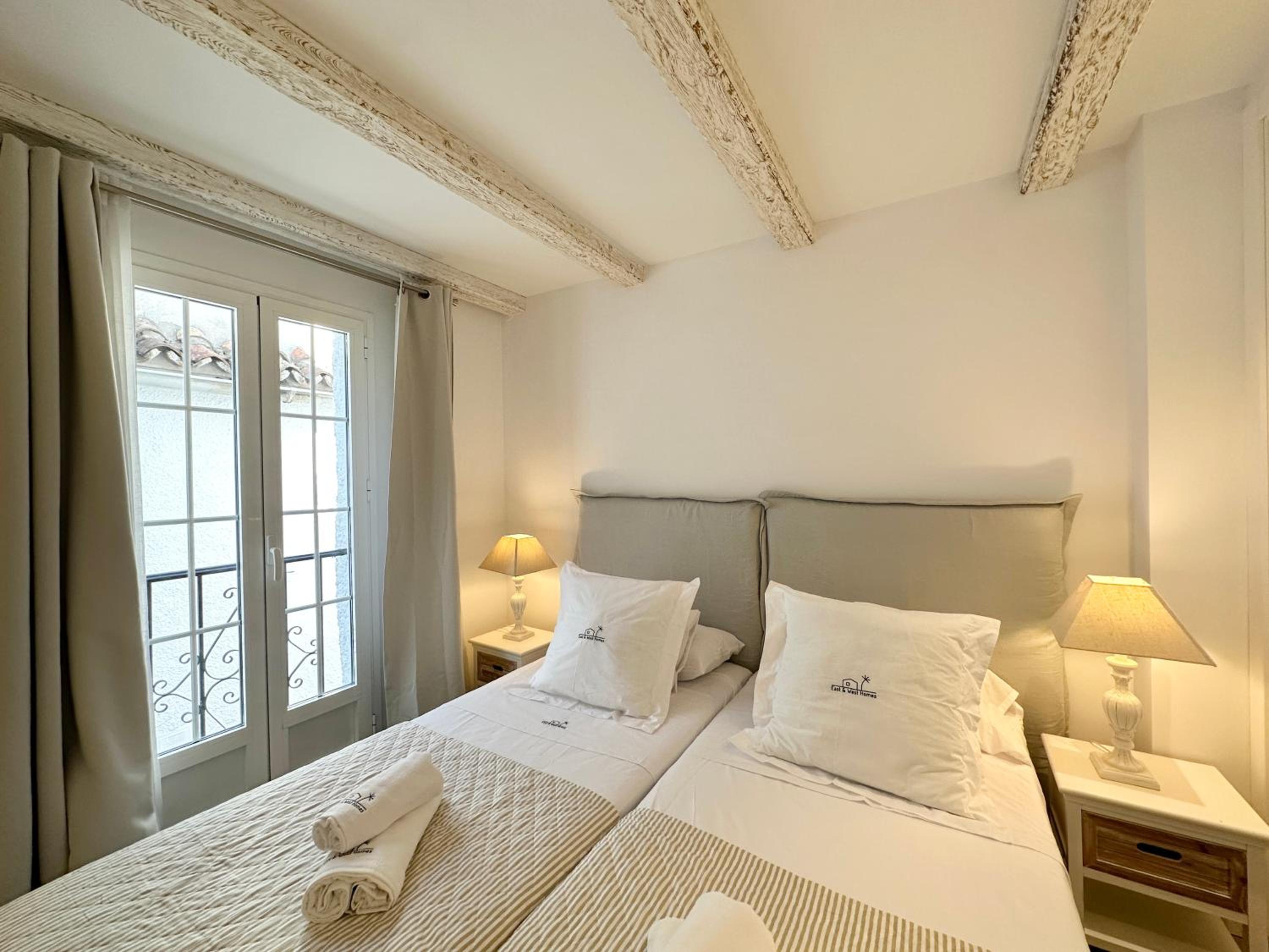 Old Town Modern Flat, 4 Minutes From Beach - EaW Homes view 3