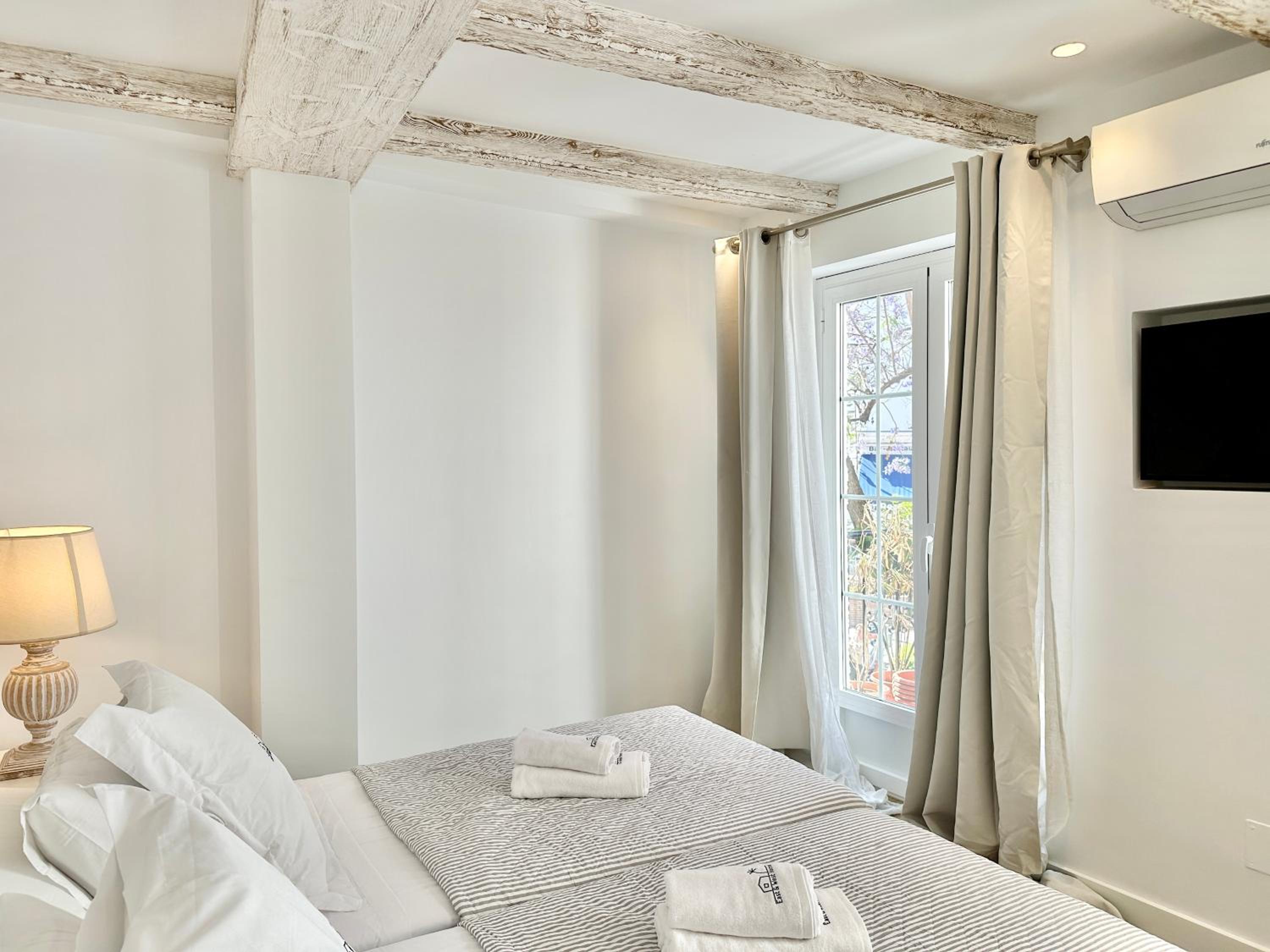 Old Town Modern Flat, 4 Minutes From Beach - EaW Homes view 2